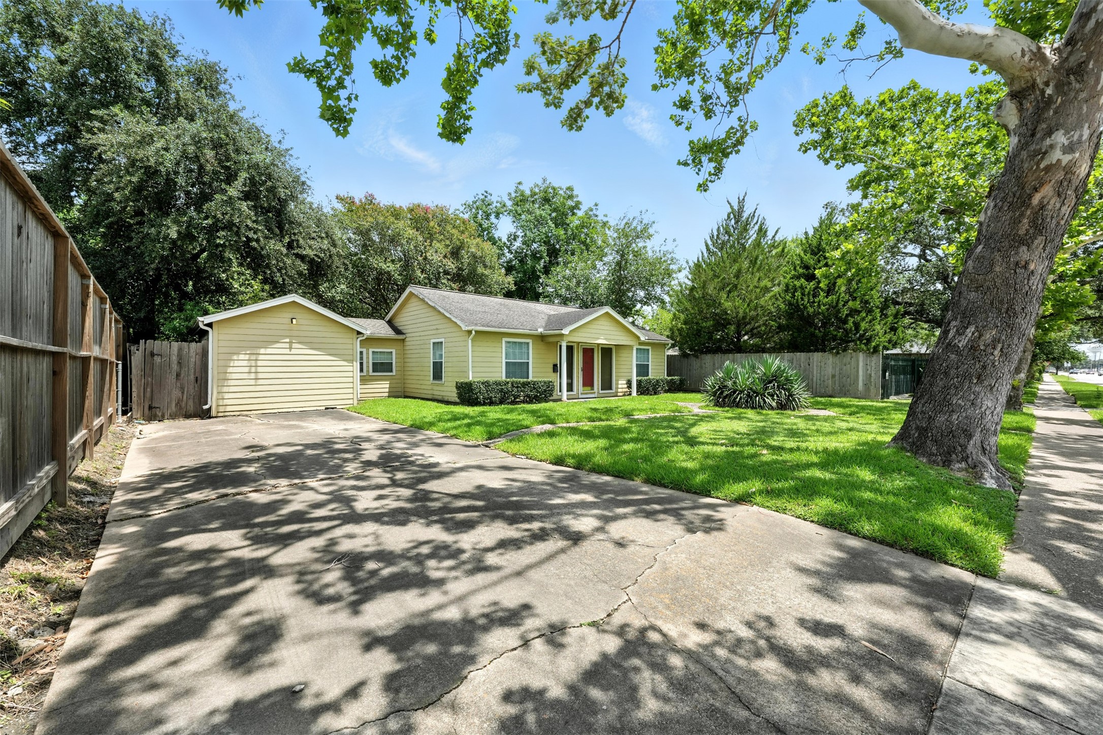 6305 S Rice Avenue Property Photo 2