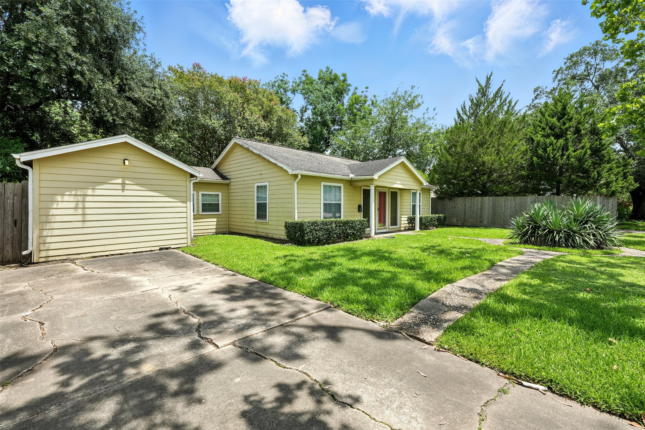 6305 S Rice Avenue Property Photo 5