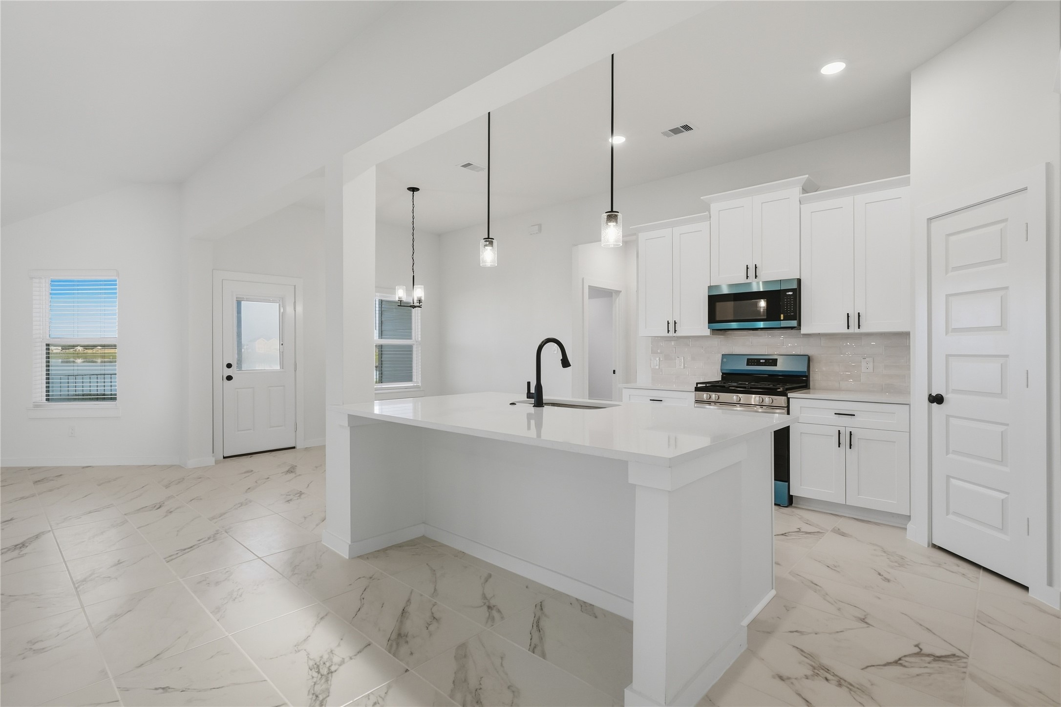 6102 Royal Palm Drive Property Photo 4