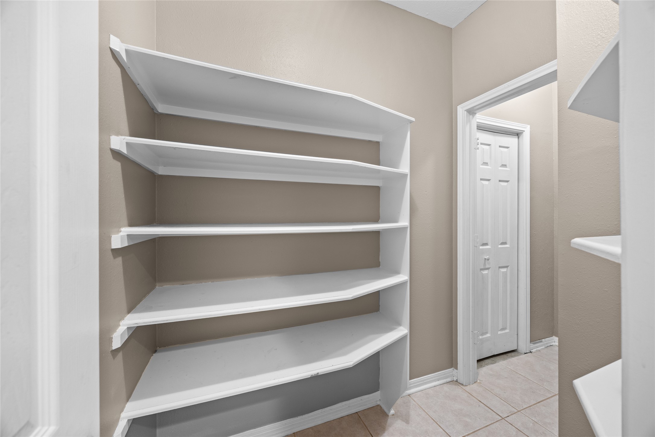 8910 Edenbridge Street Property Photo 9