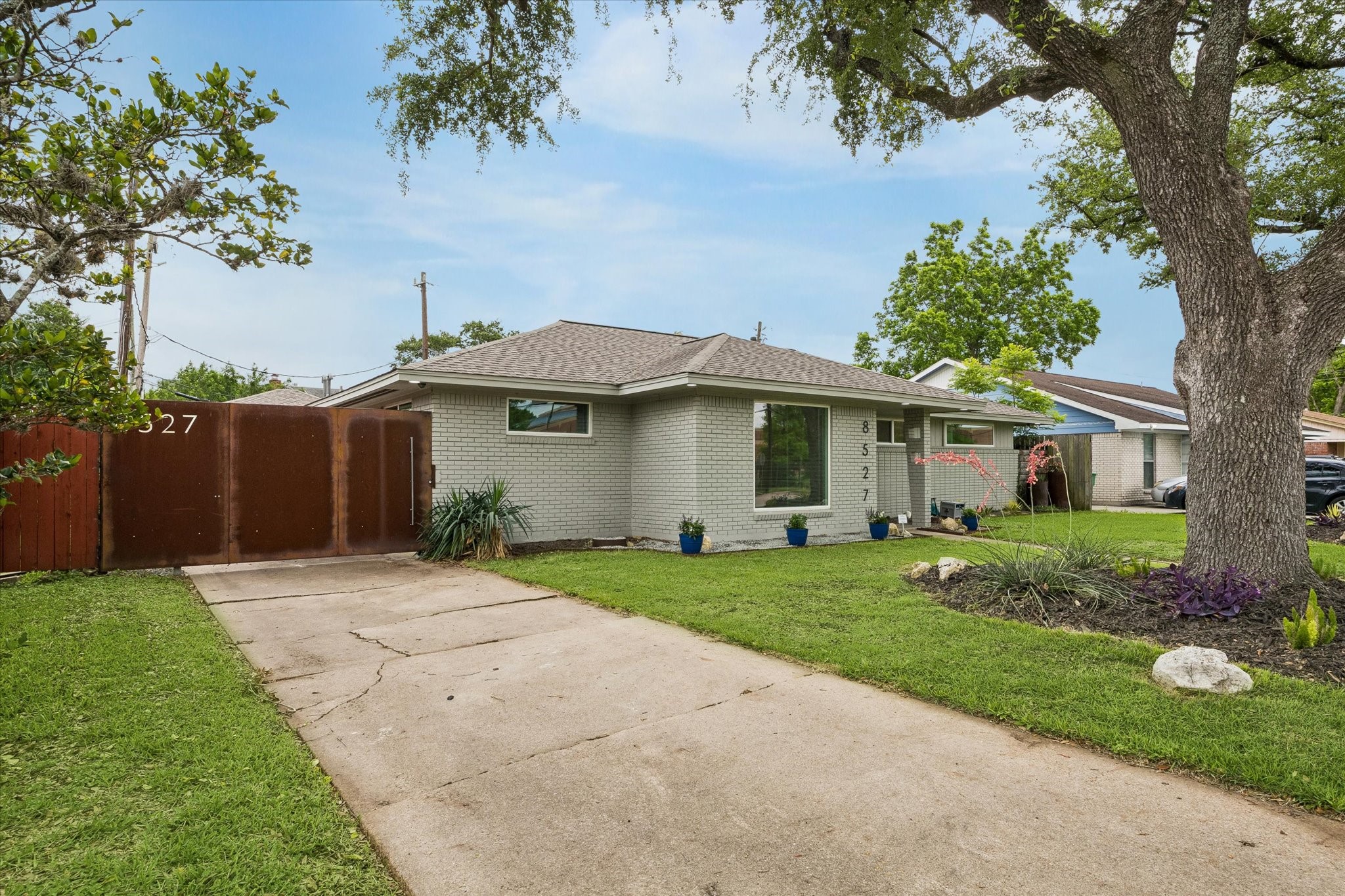 8527 Glenloch Drive Property Photo 3