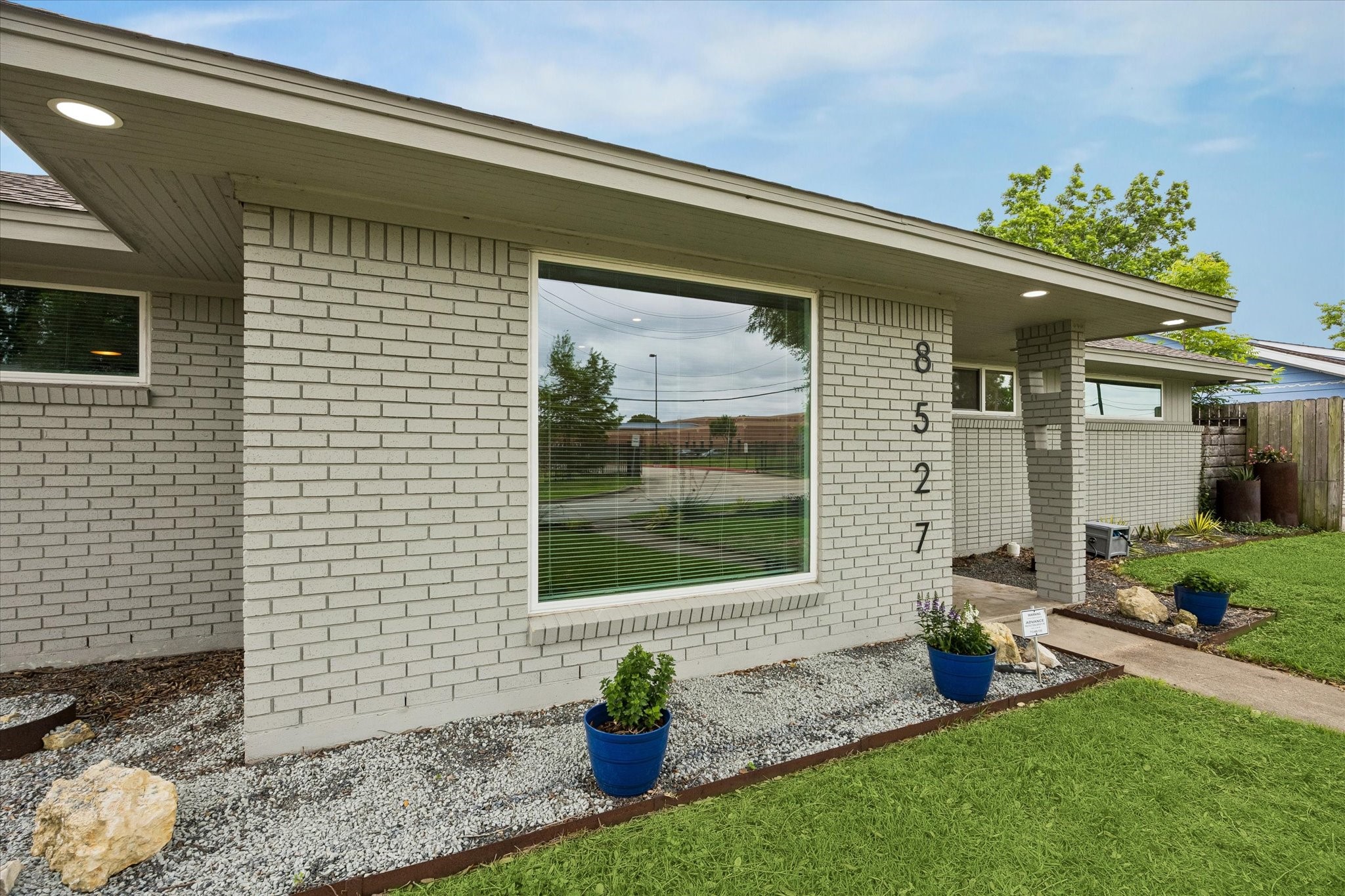 8527 Glenloch Drive Property Photo 4