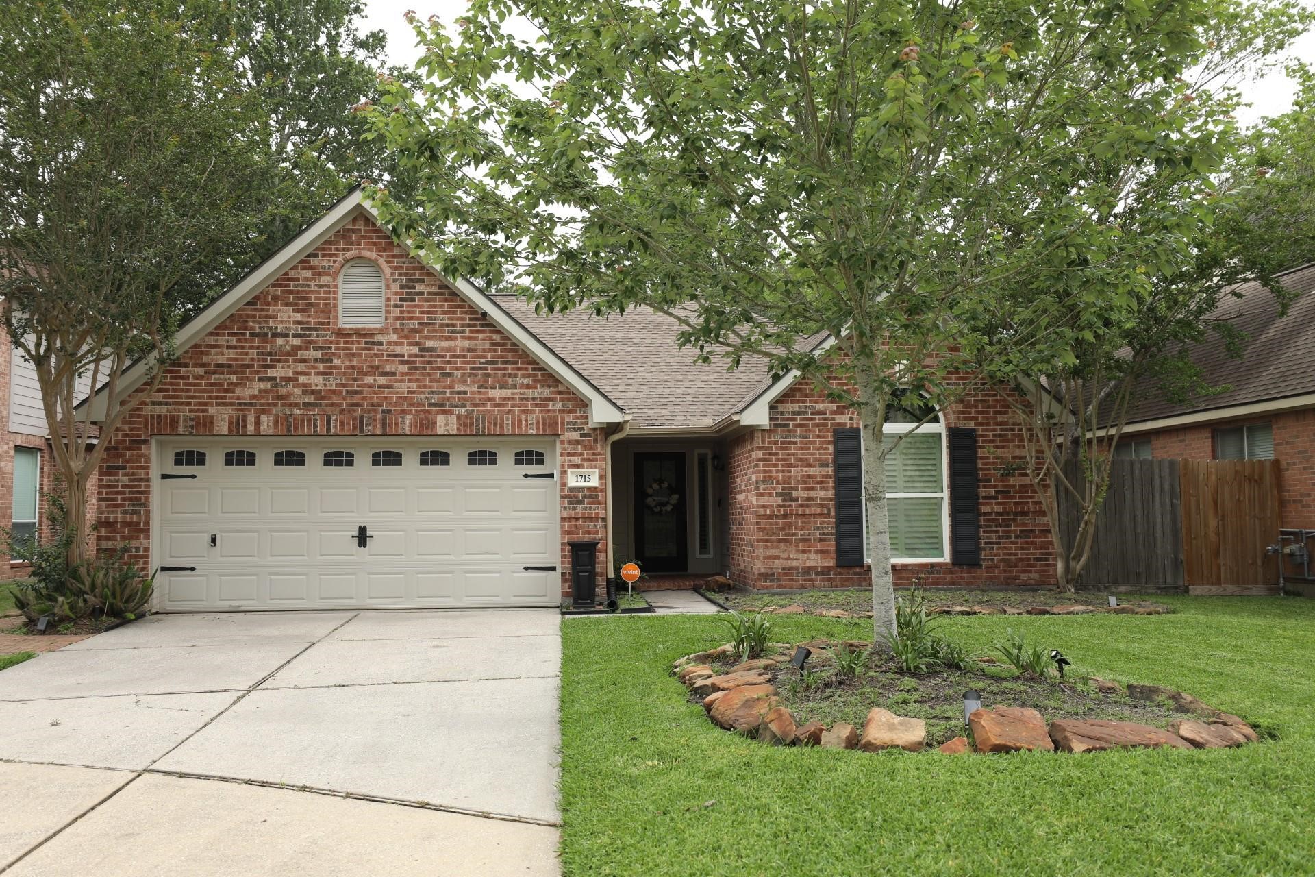 1715 Red Oak Terrace Property Photo 1