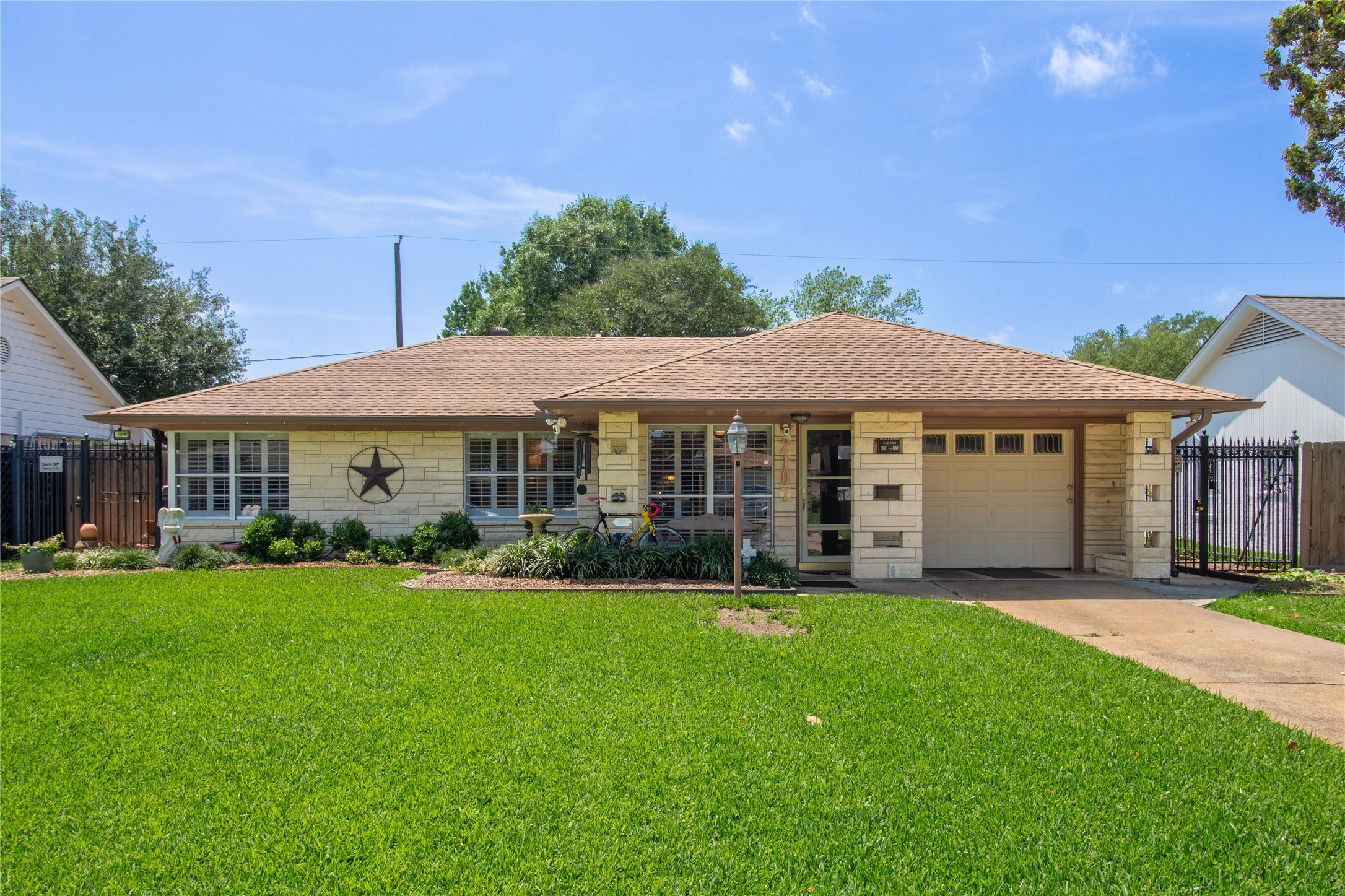 2107 Bron Holly Drive Property Photo 1