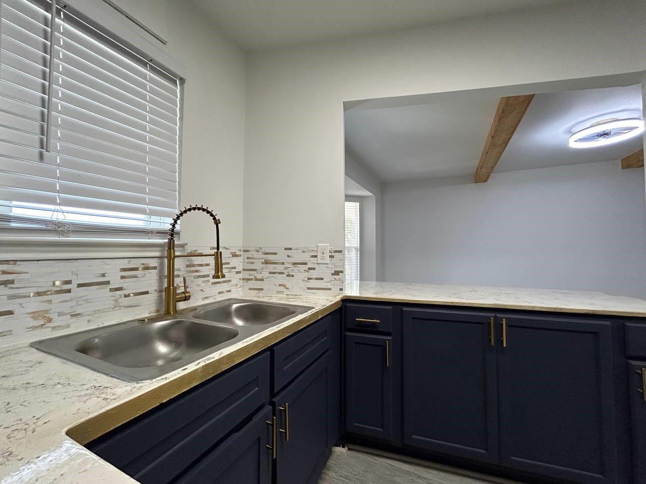 1010 S Wayside Drive 406 Property Photo 2