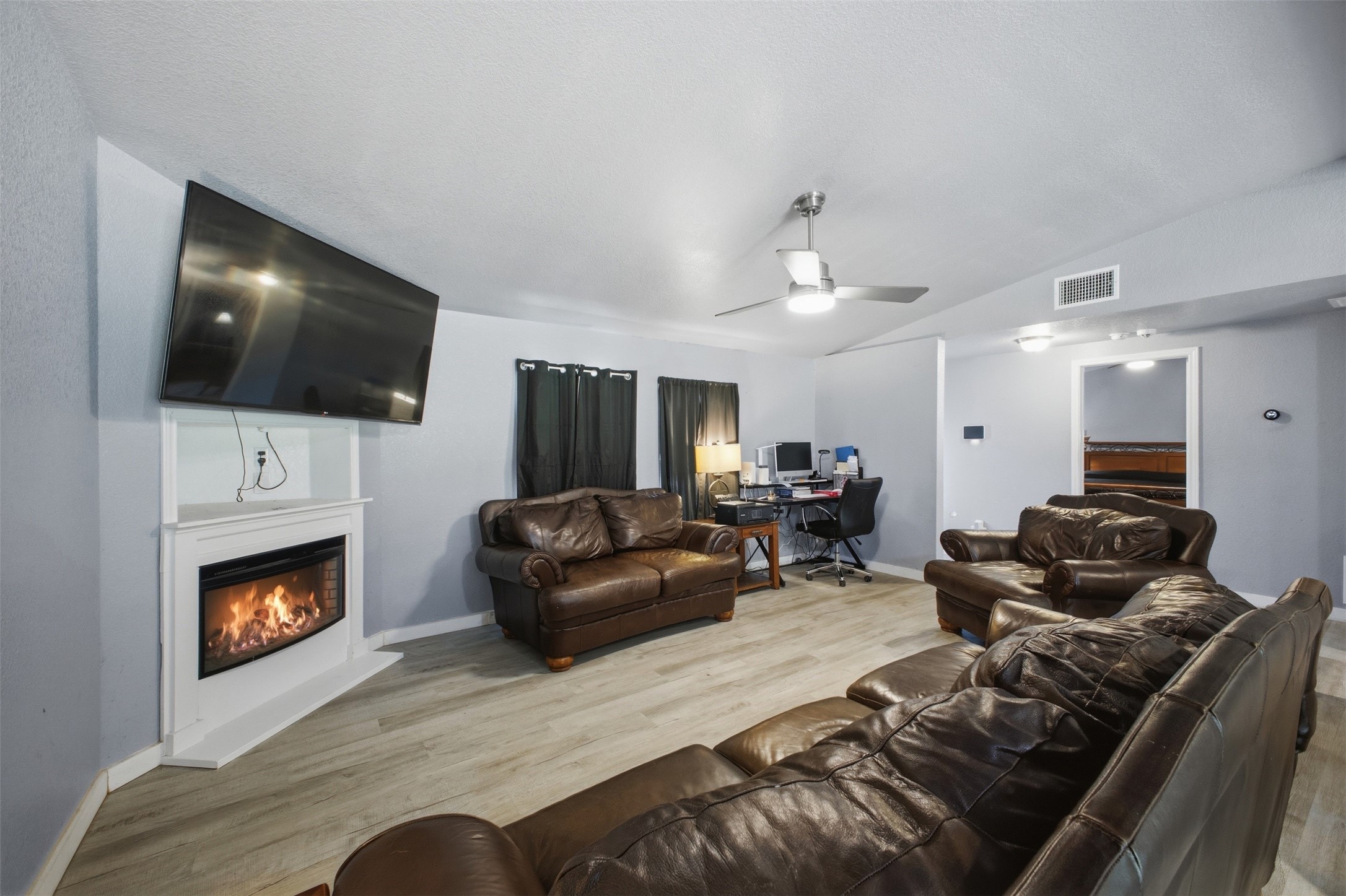 704 Riley Street Property Photo 4