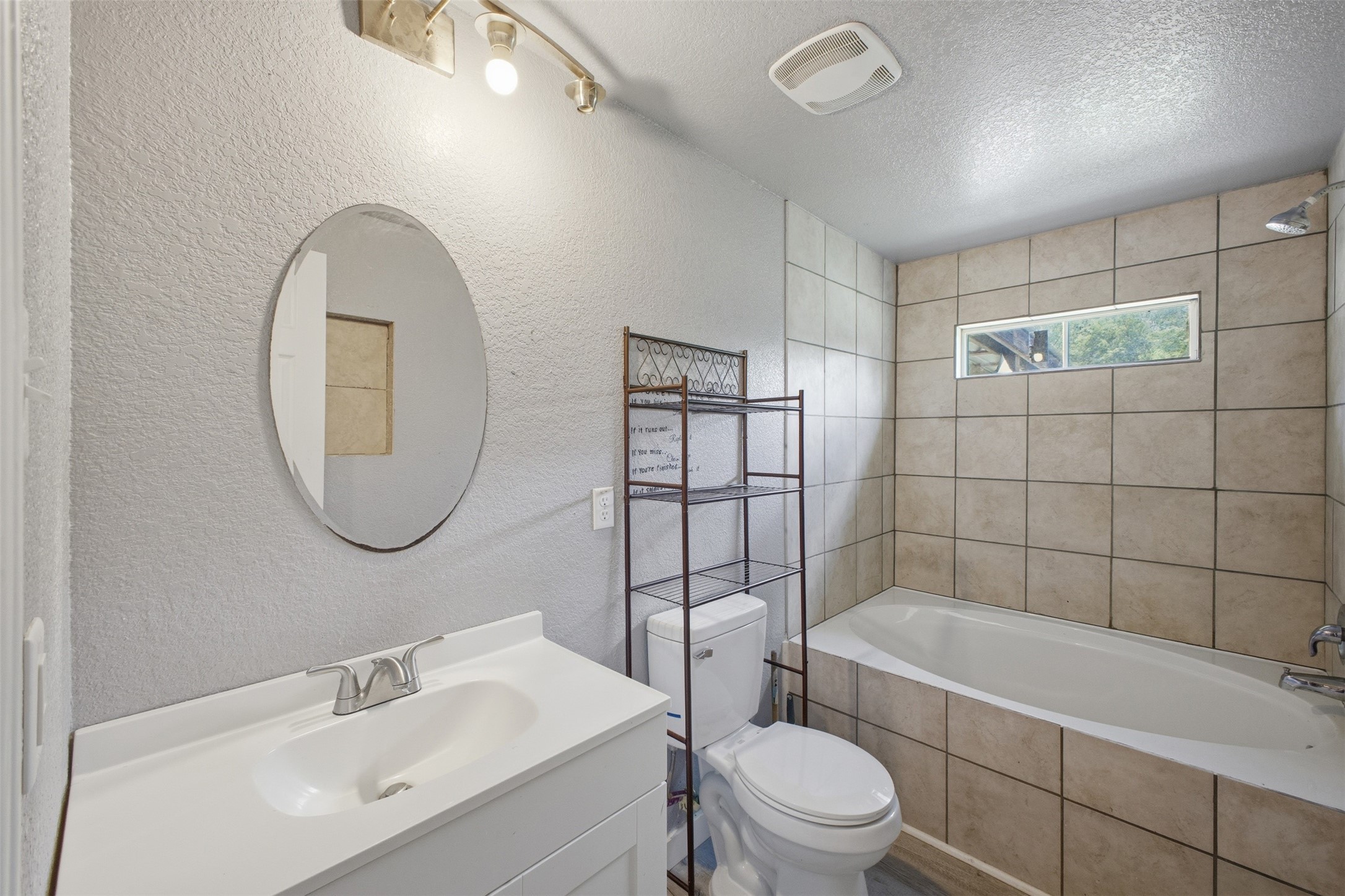 704 Riley Street Property Photo 11