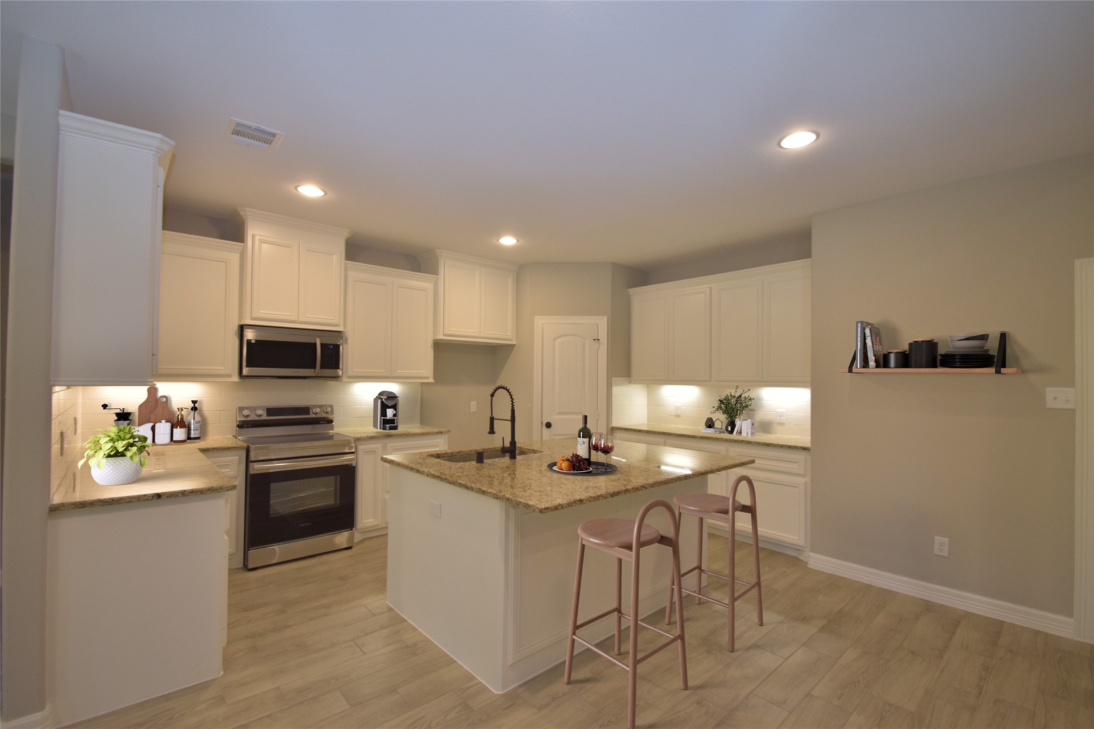1737 E Lake Drive Property Photo 11