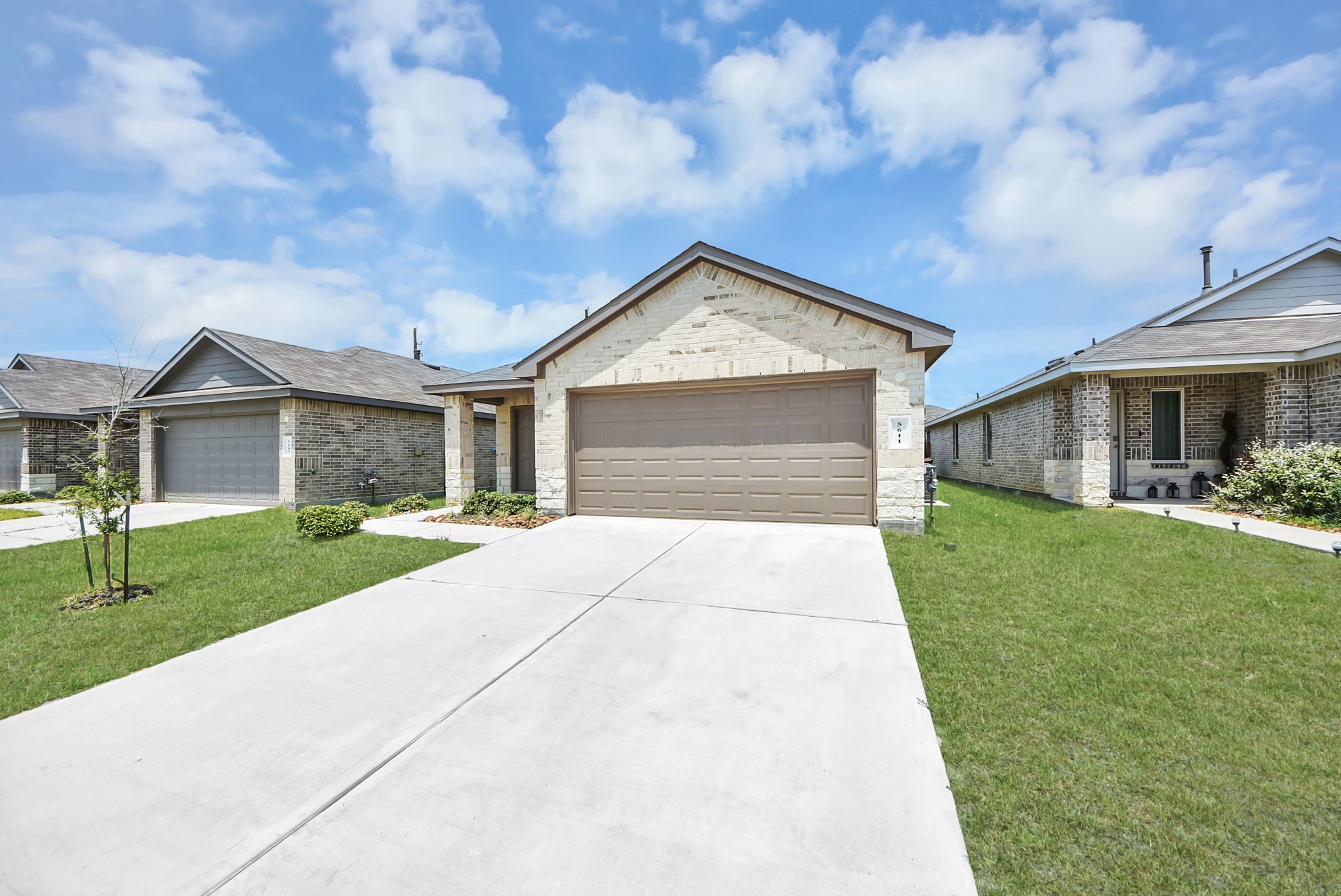 5611 Simcrest Grove Drive Property Photo 2