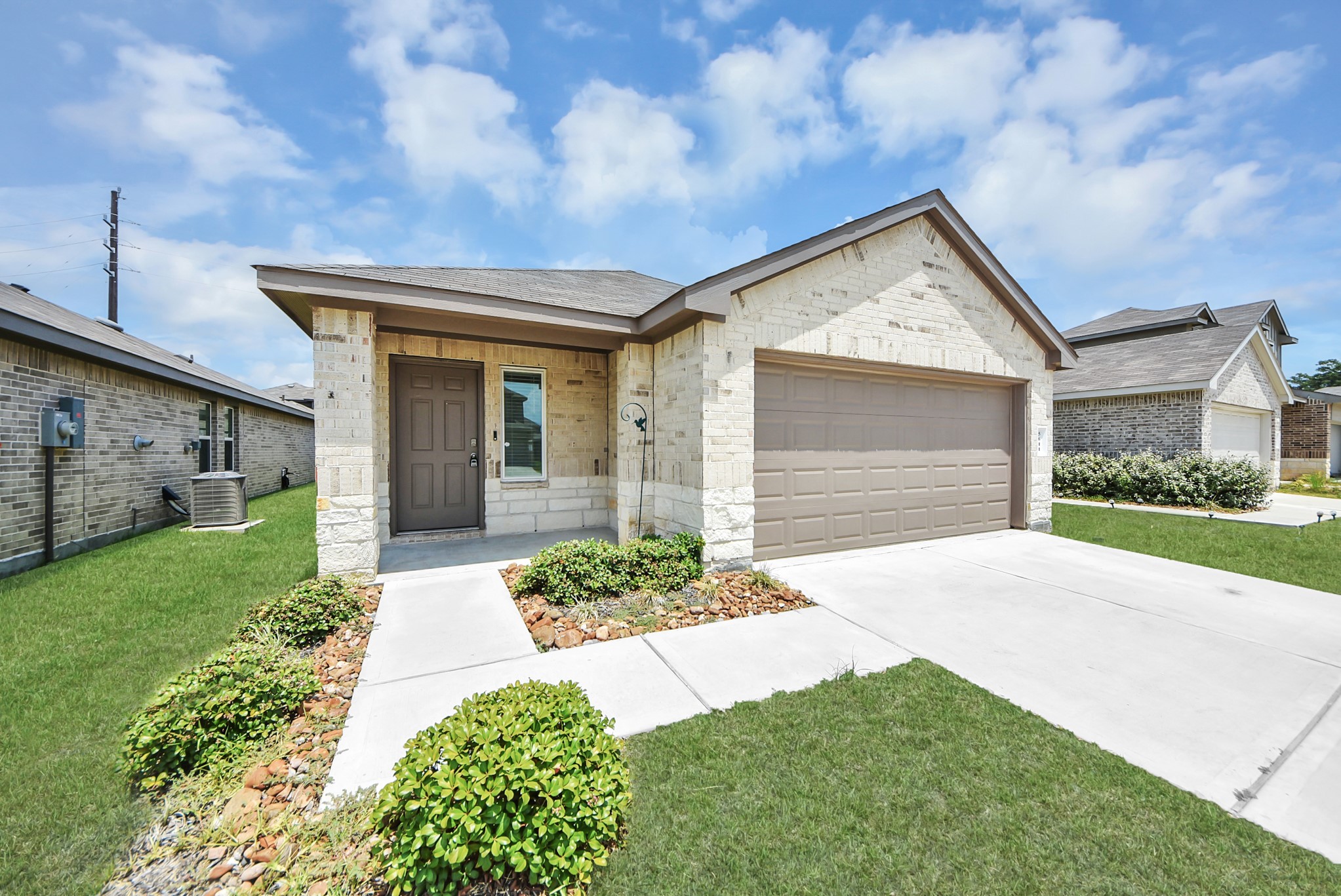 5611 Simcrest Grove Drive Property Photo 3