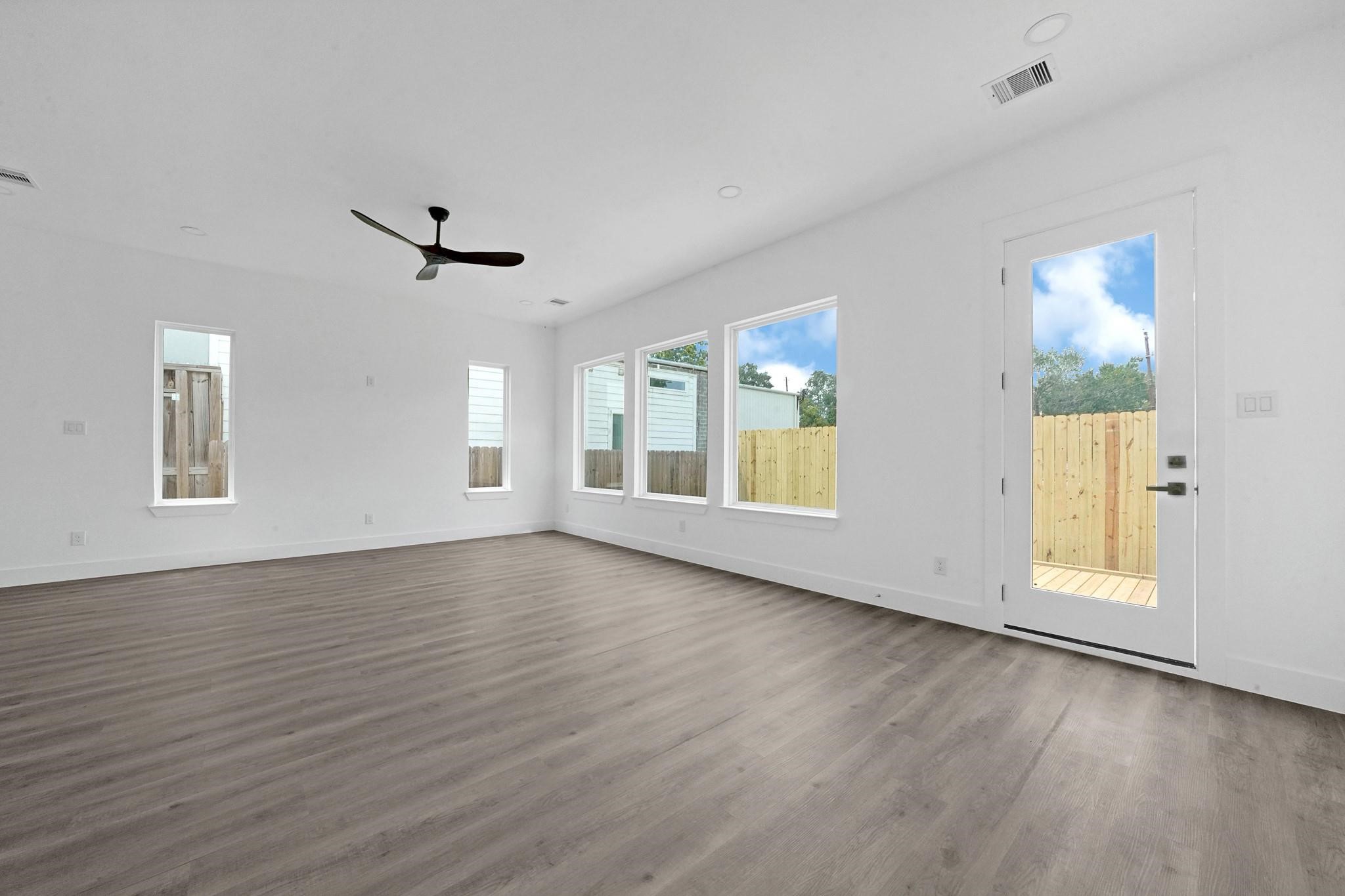 4816 Creekmont Drive Property Photo 3