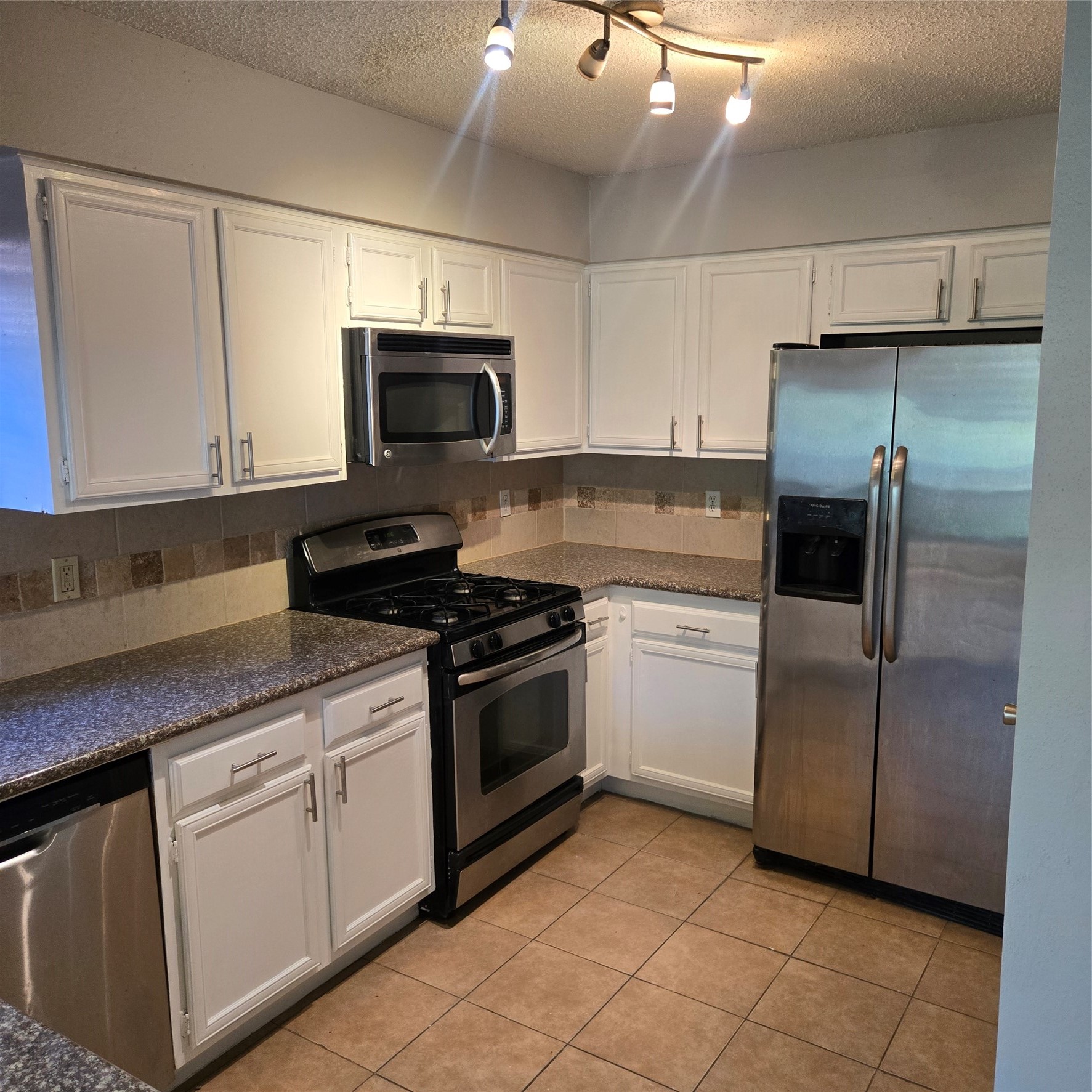 3046 Mosby Drive Property Photo 8
