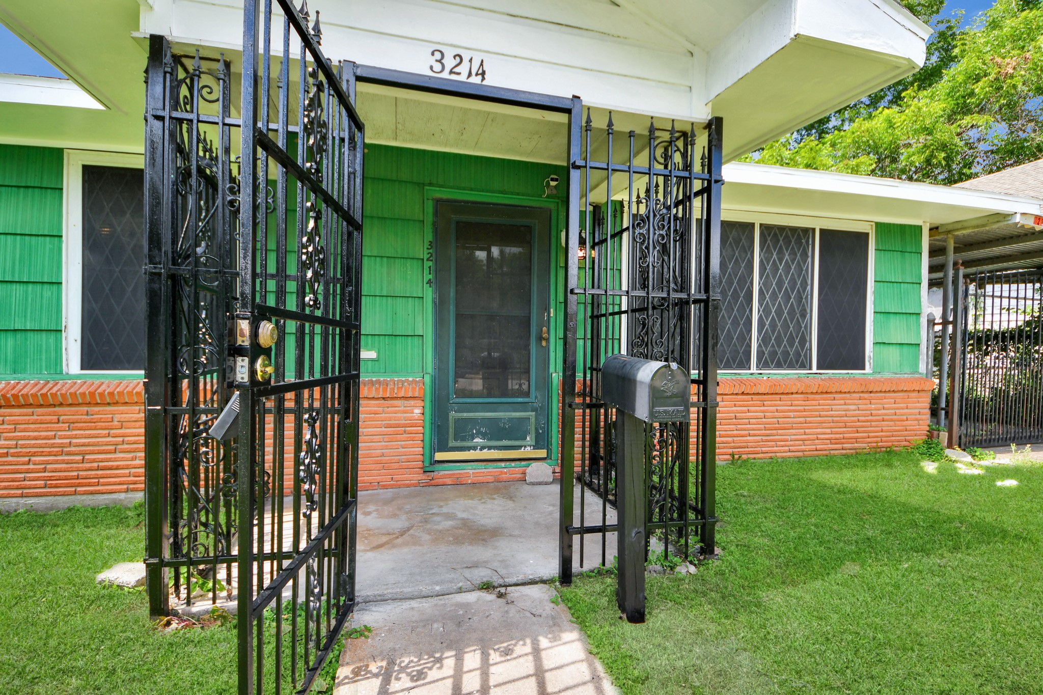 3214 Tuam St Property Photo 3