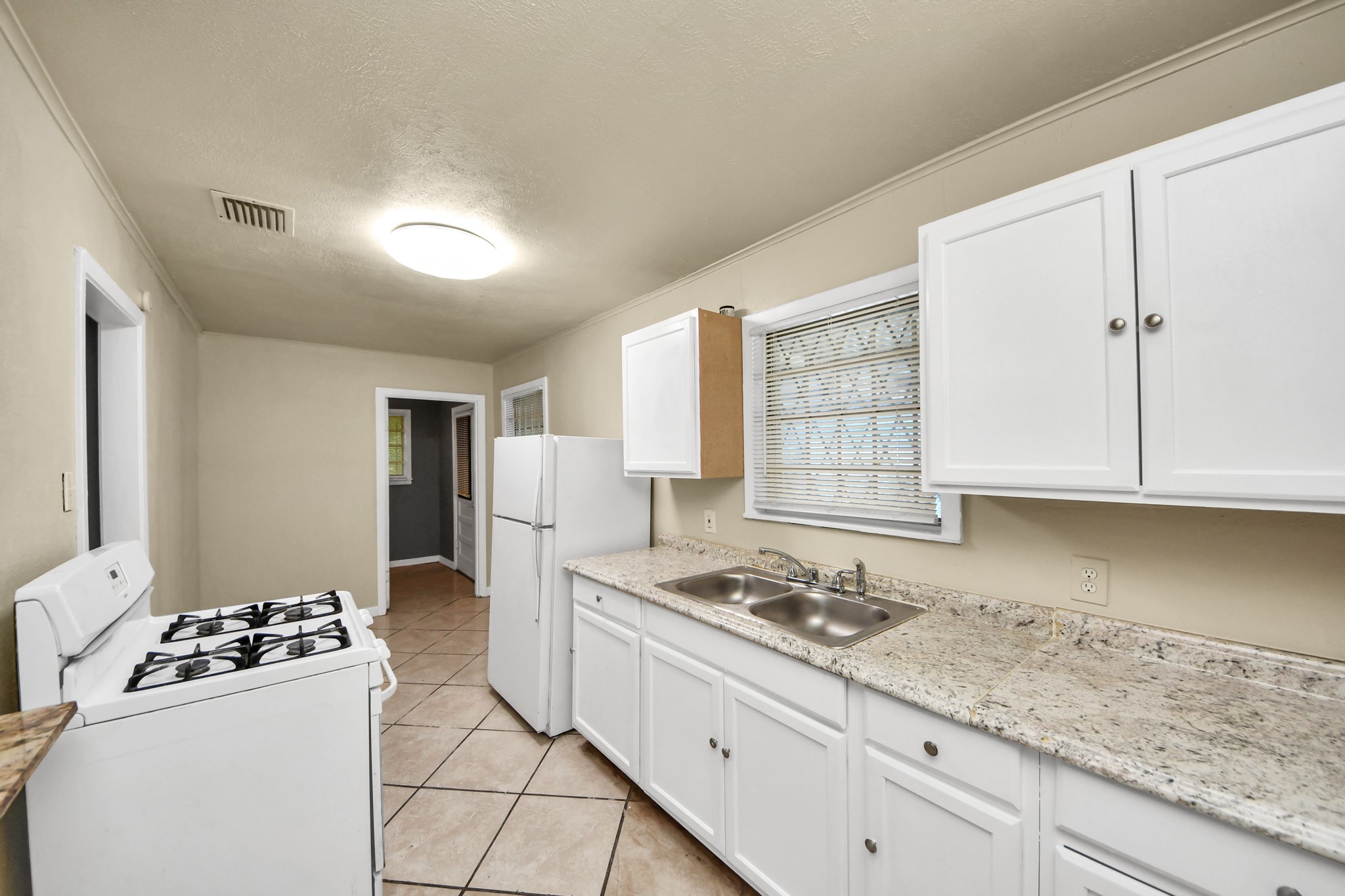 3214 Tuam St Property Photo 13