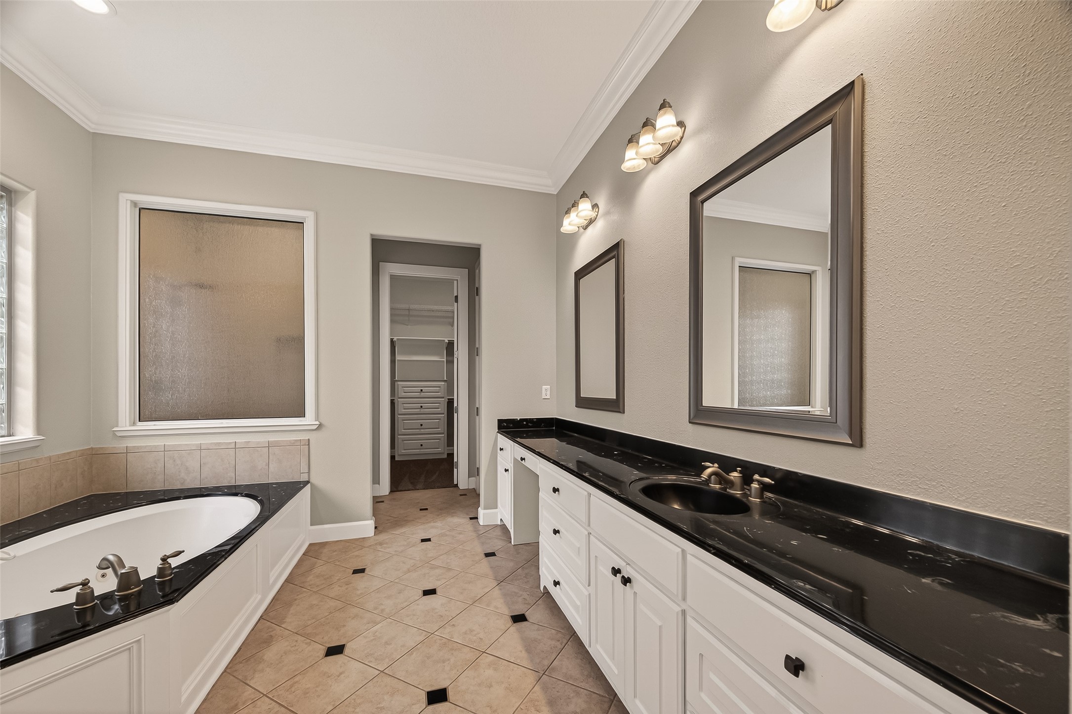 51 English Oak Court Property Photo 44