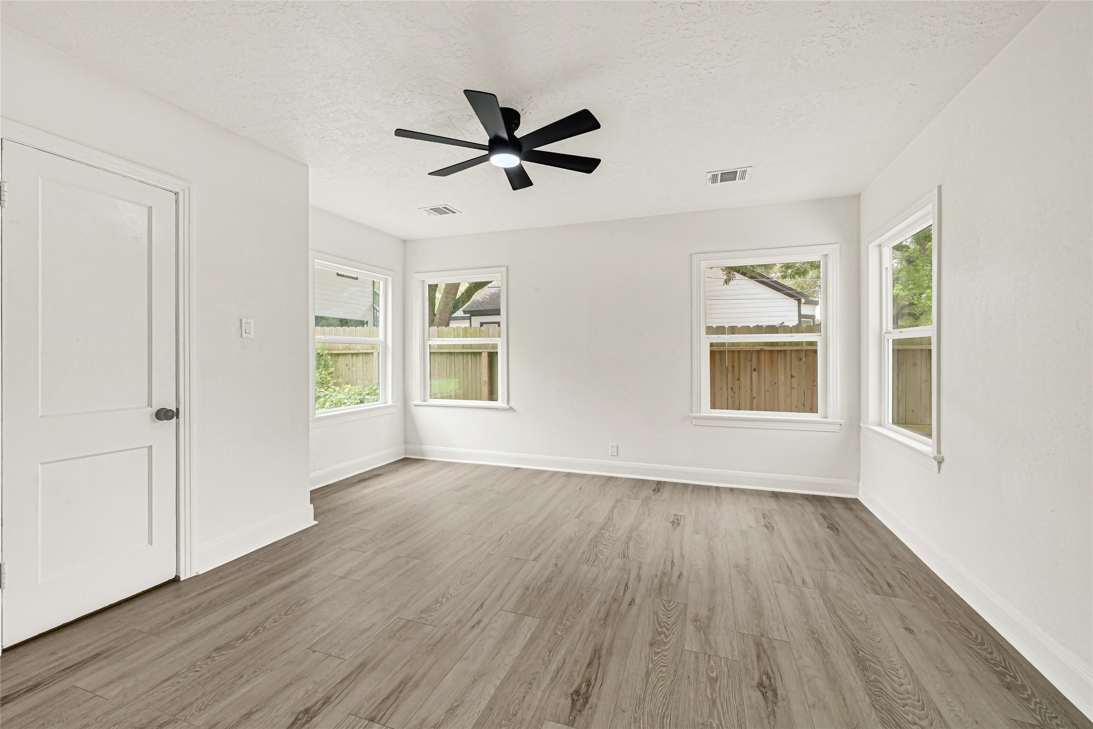 1202 N Roberson Street Property Photo 22
