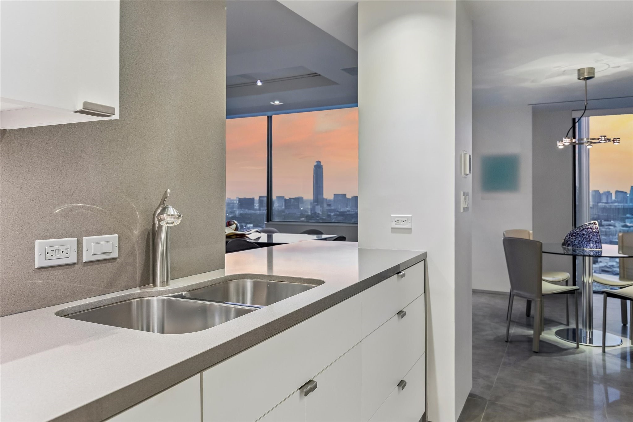 15 Greenway Plaza 29b Property Photo 13