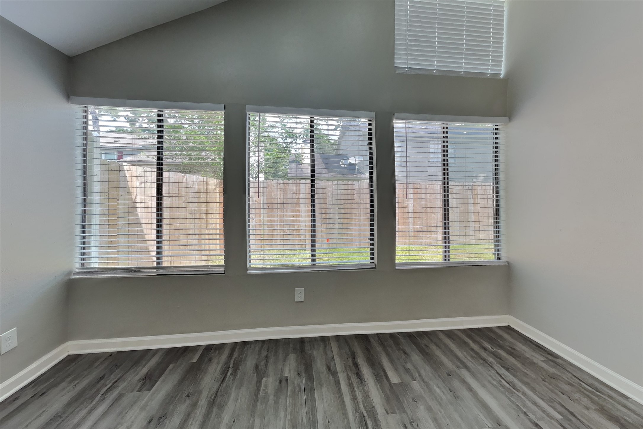 8607 Pines Place Drive Property Photo 3