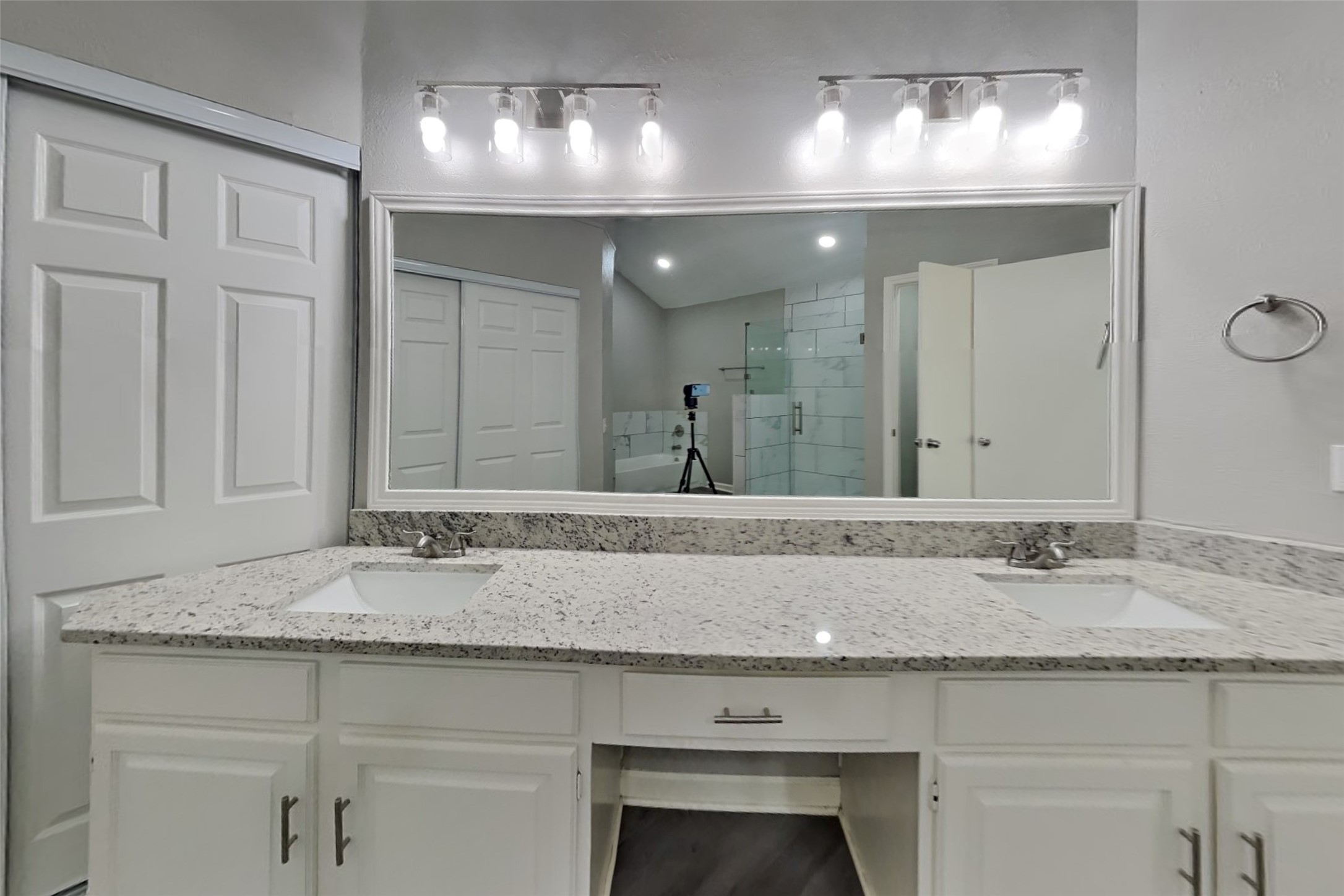 8607 Pines Place Drive Property Photo 8