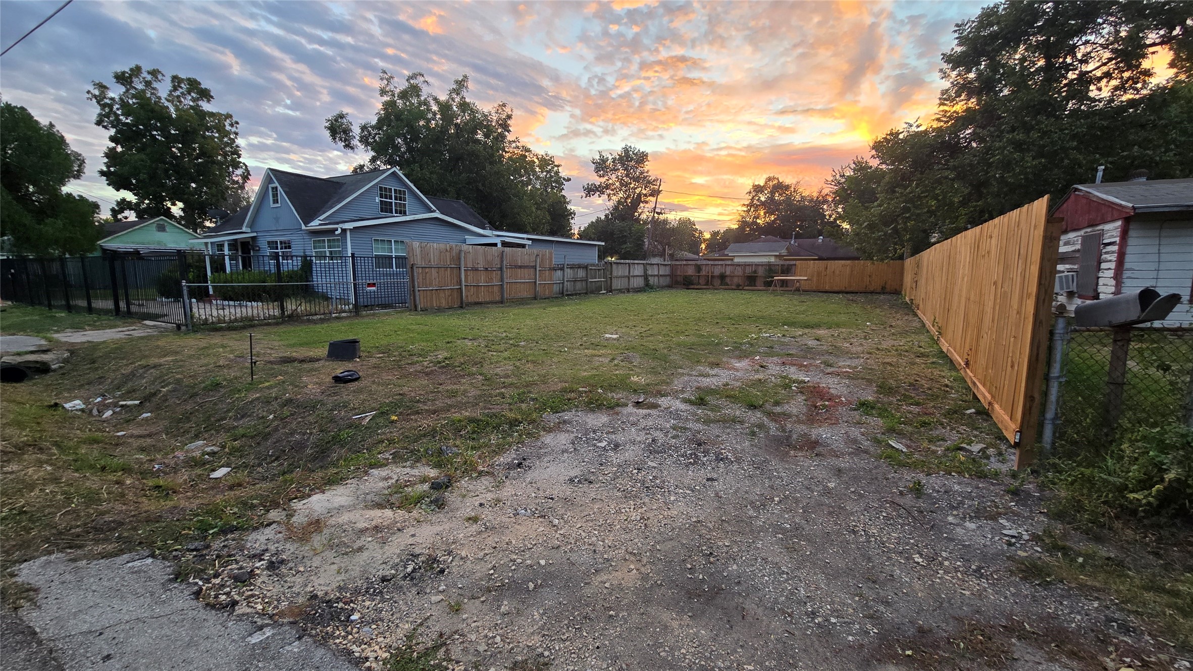 4305 Castor Street Property Photo 4