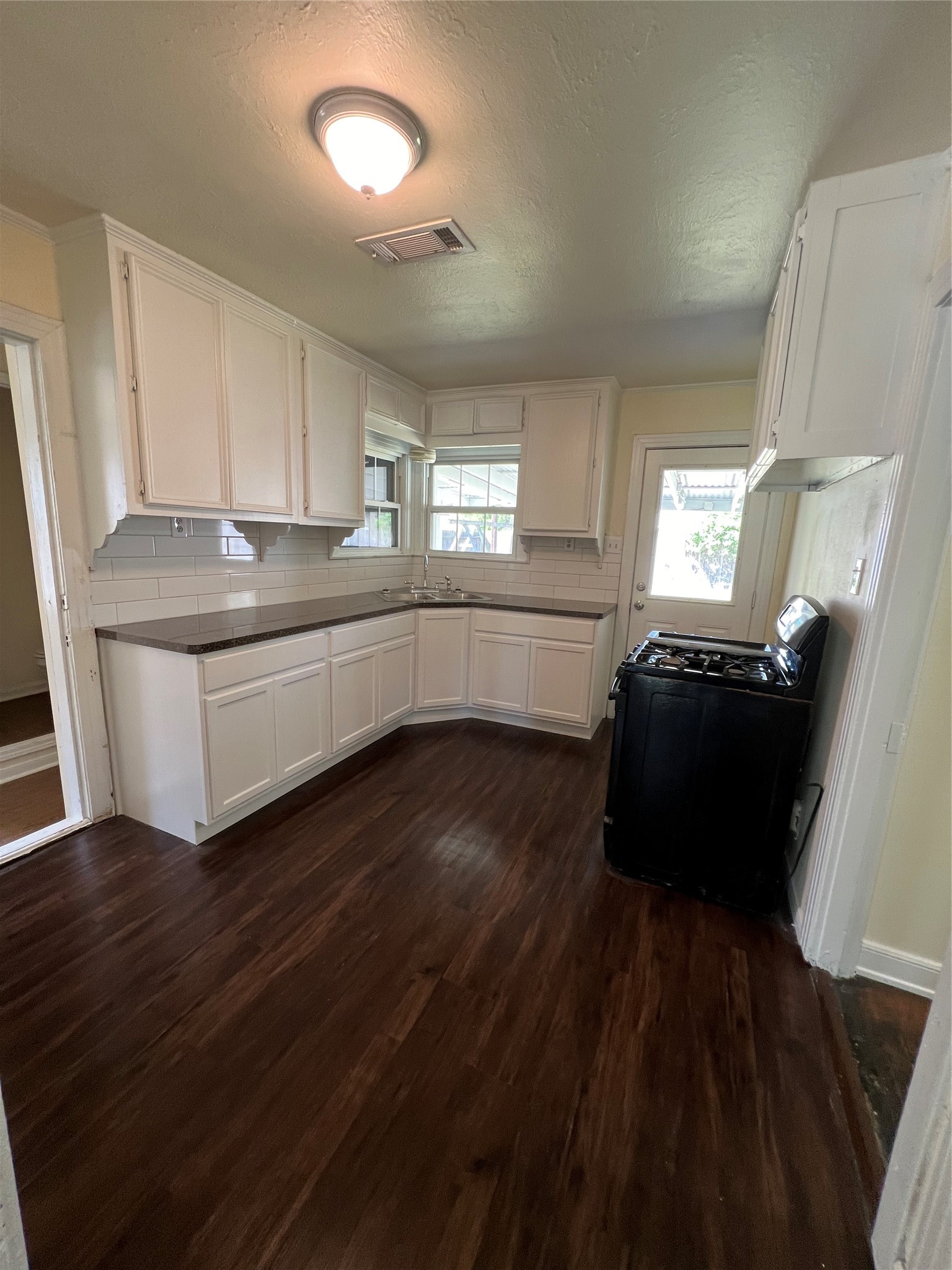 2218 2nd Street Property Photo 4