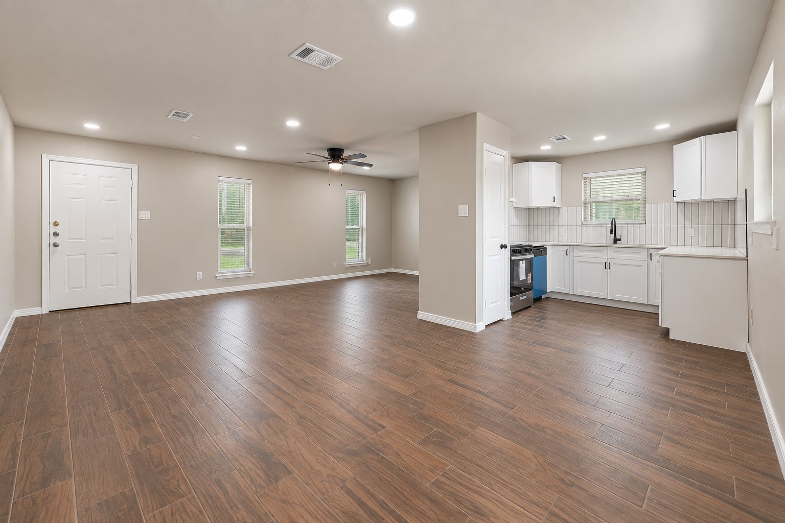 4705 Pine Street Property Photo 2