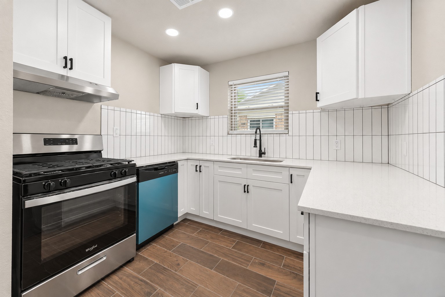 4705 Pine Street Property Photo 3