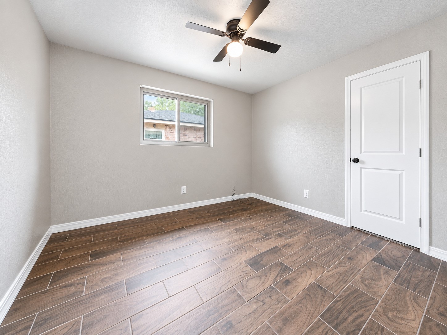 4705 Pine Street Property Photo 9