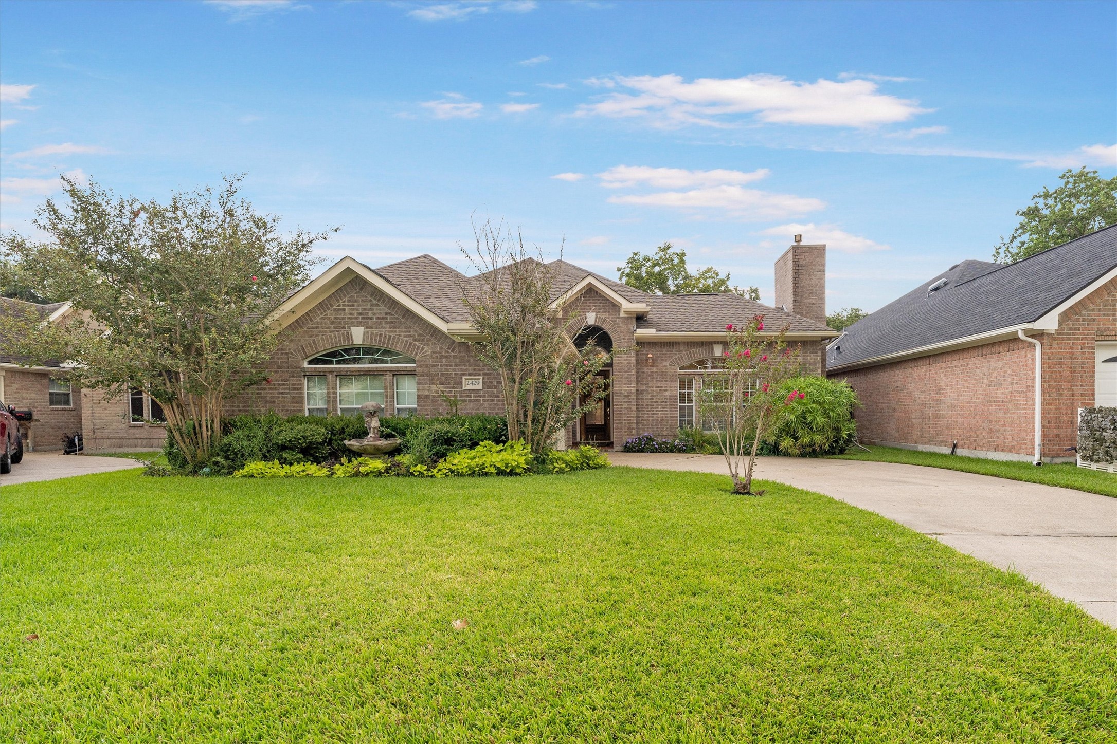 2429 Baycrest Drive Property Photo 2