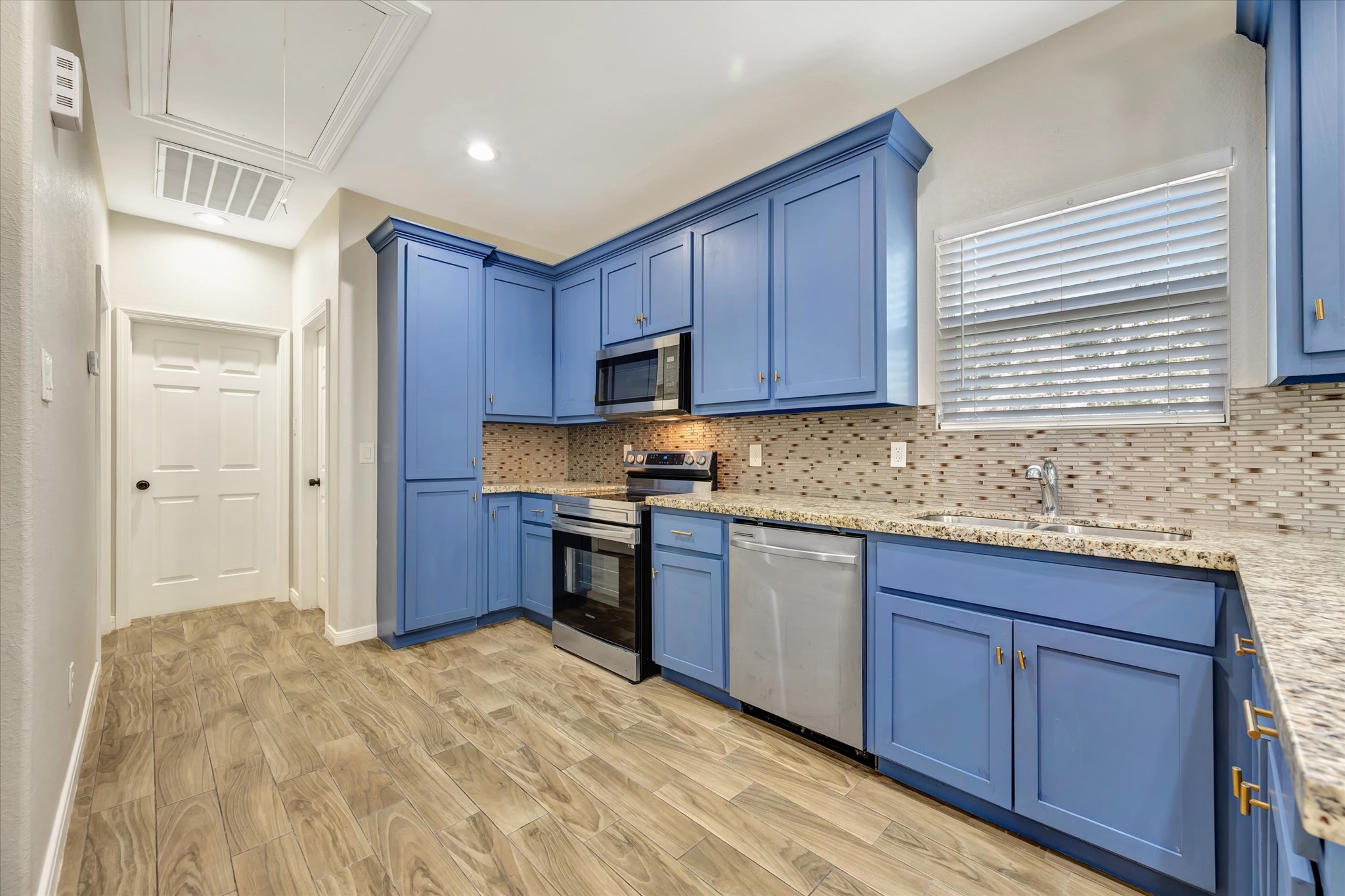 904 W Sealy Street A Property Photo 8