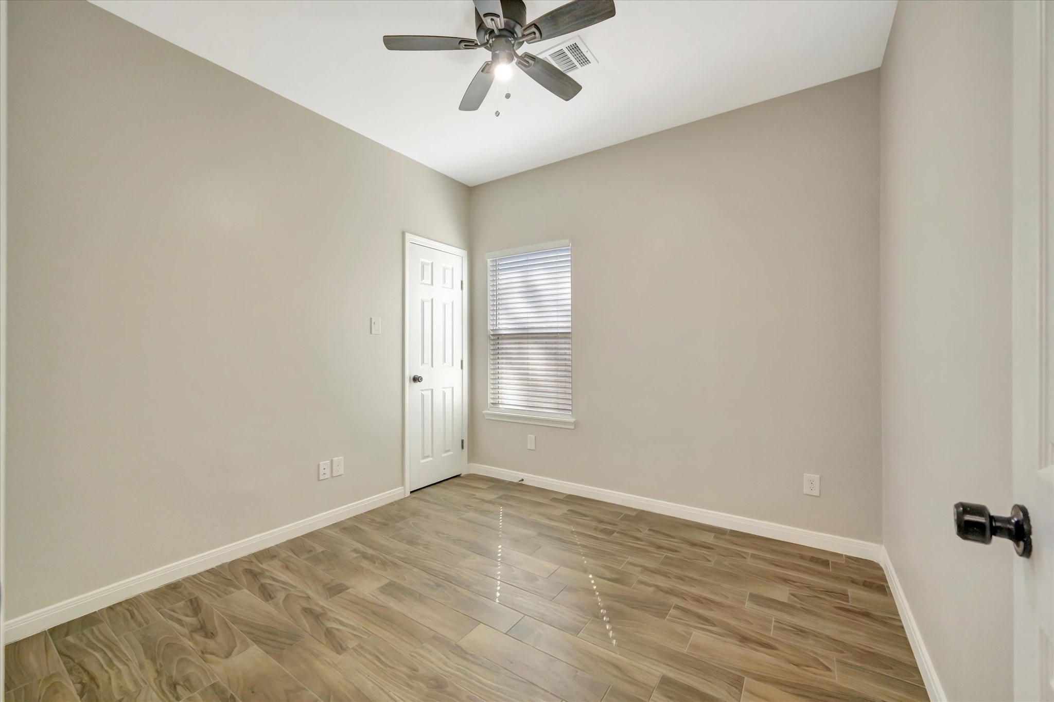 904 W Sealy Street A Property Photo 11