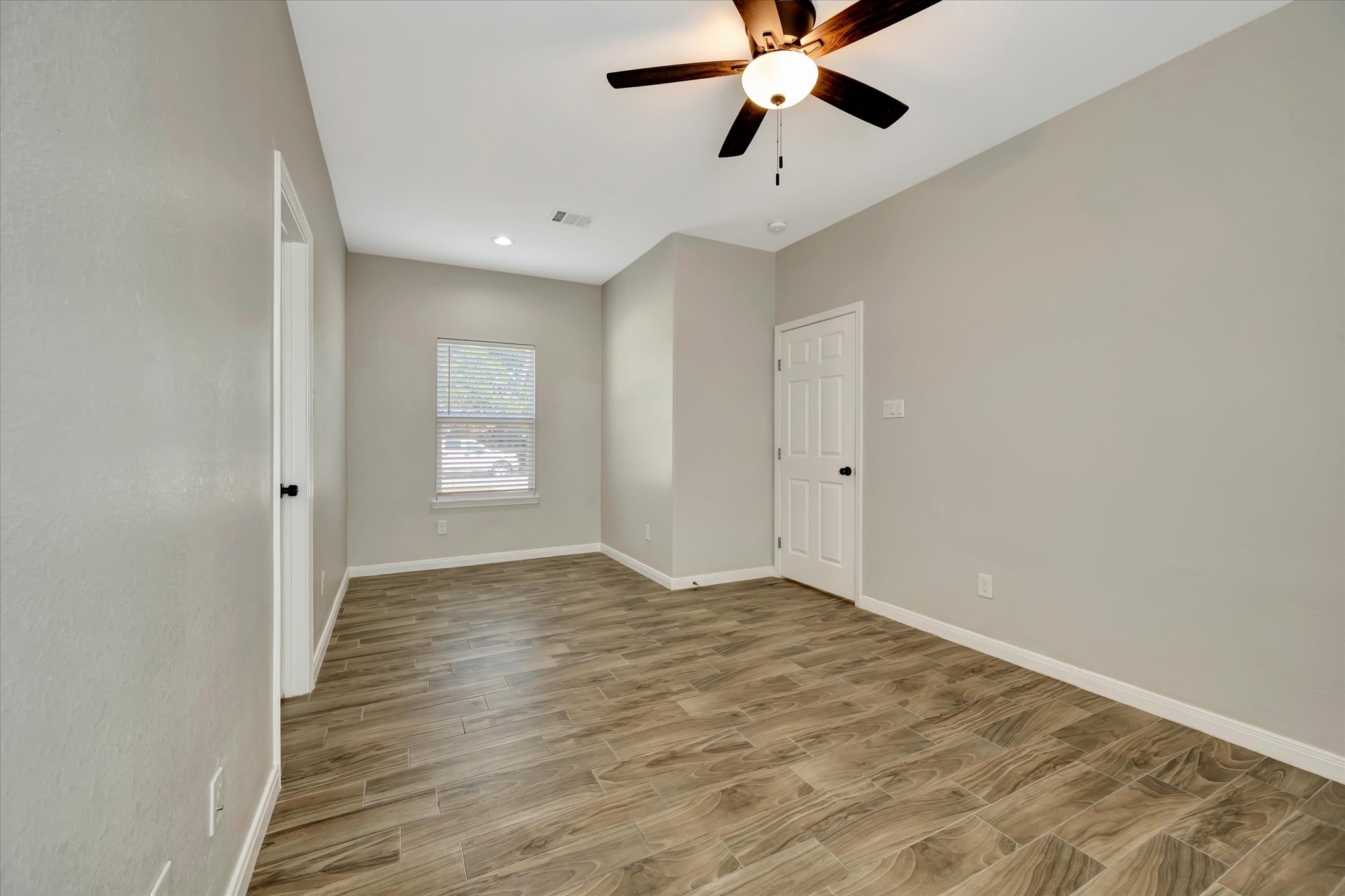 904 W Sealy Street A Property Photo 14