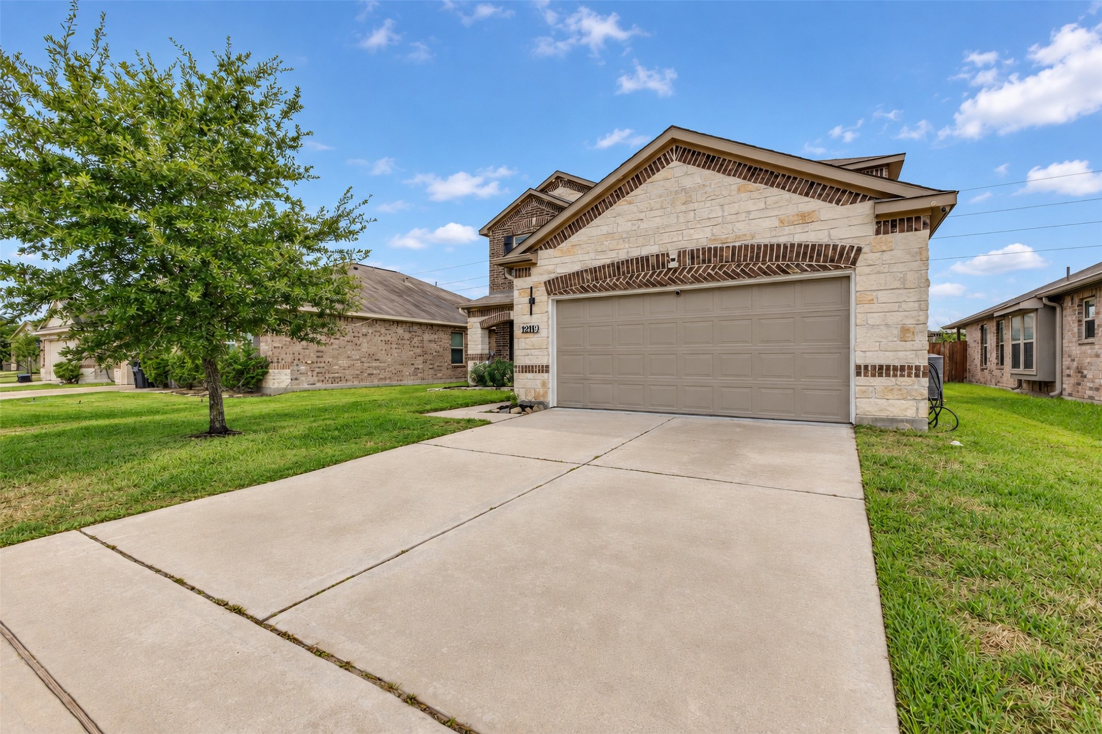 12119 Golden Oasis Lane Property Photo 3