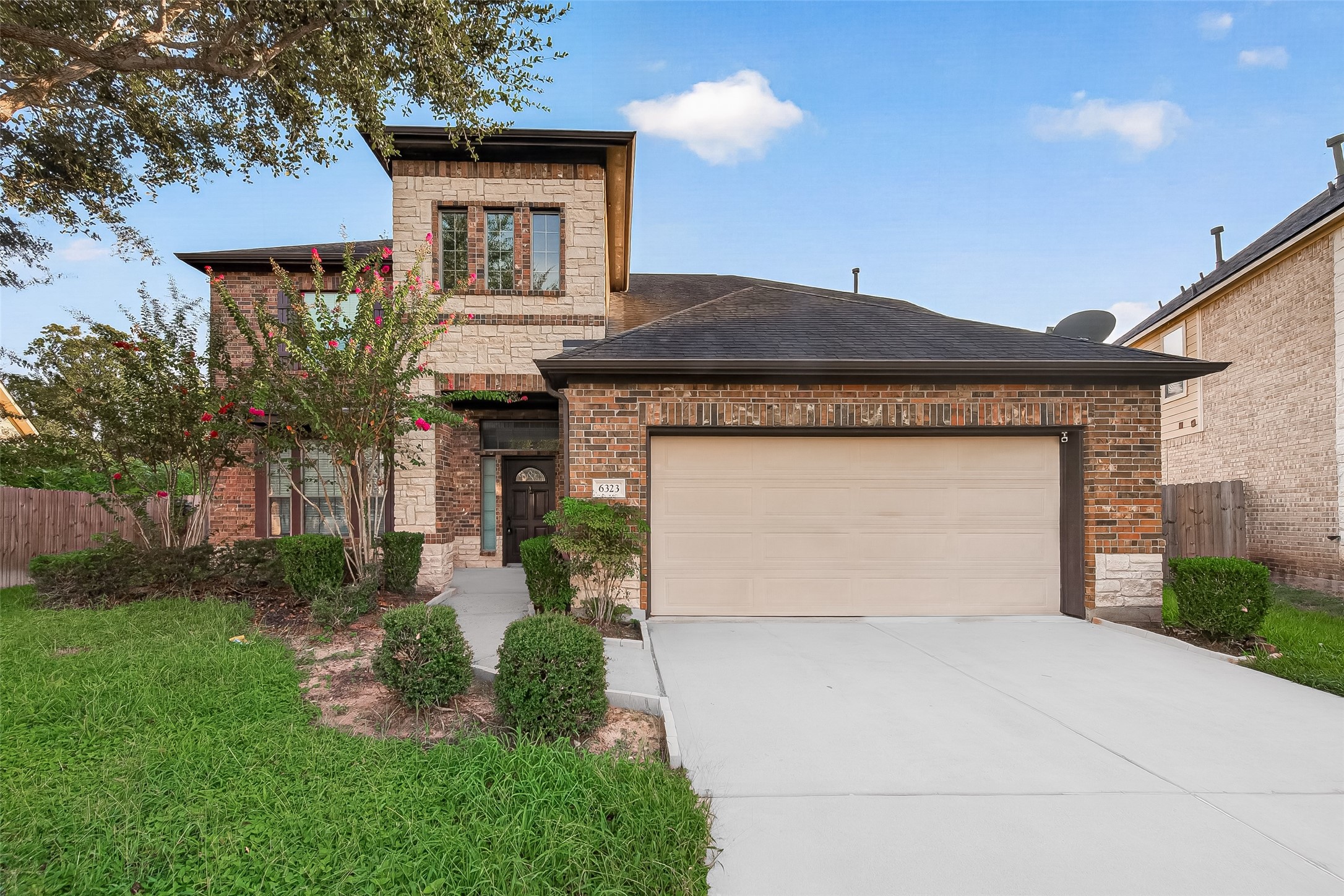 6323 Falling Briar Lane Property Photo 3