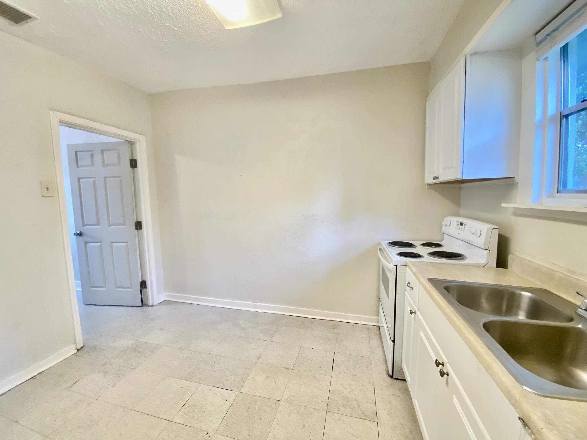 326 Noble Street Property Photo 14