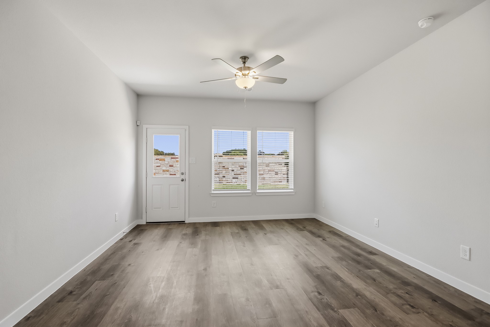 1886 Redwood Lane Property Photo 4