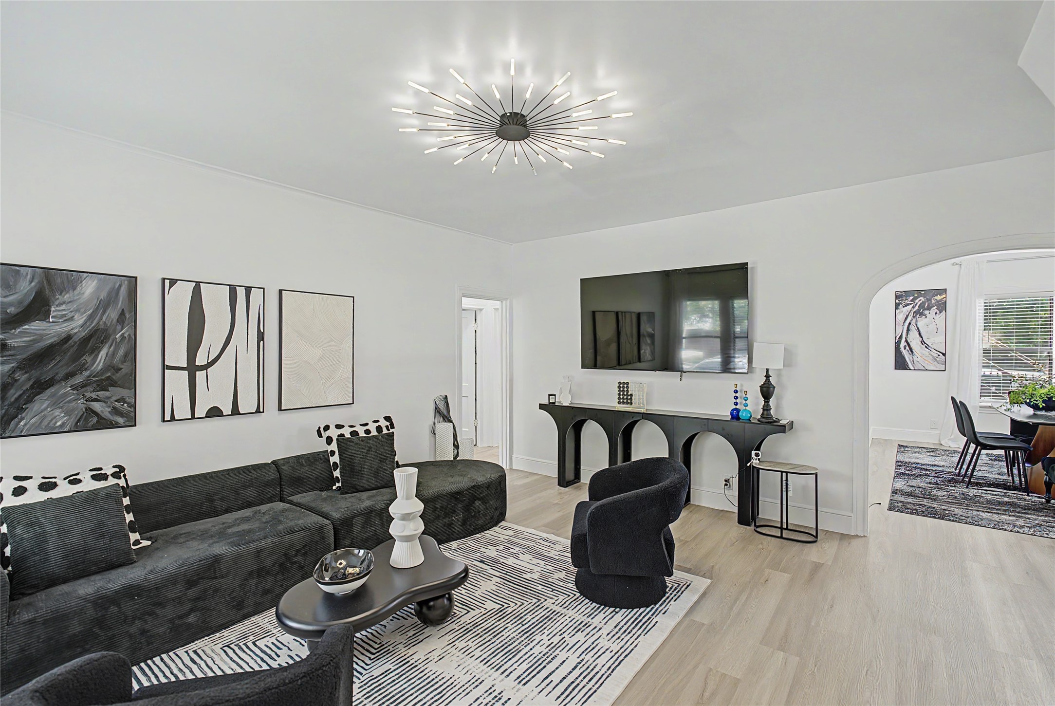 1904 Elmen Street Property Photo 3
