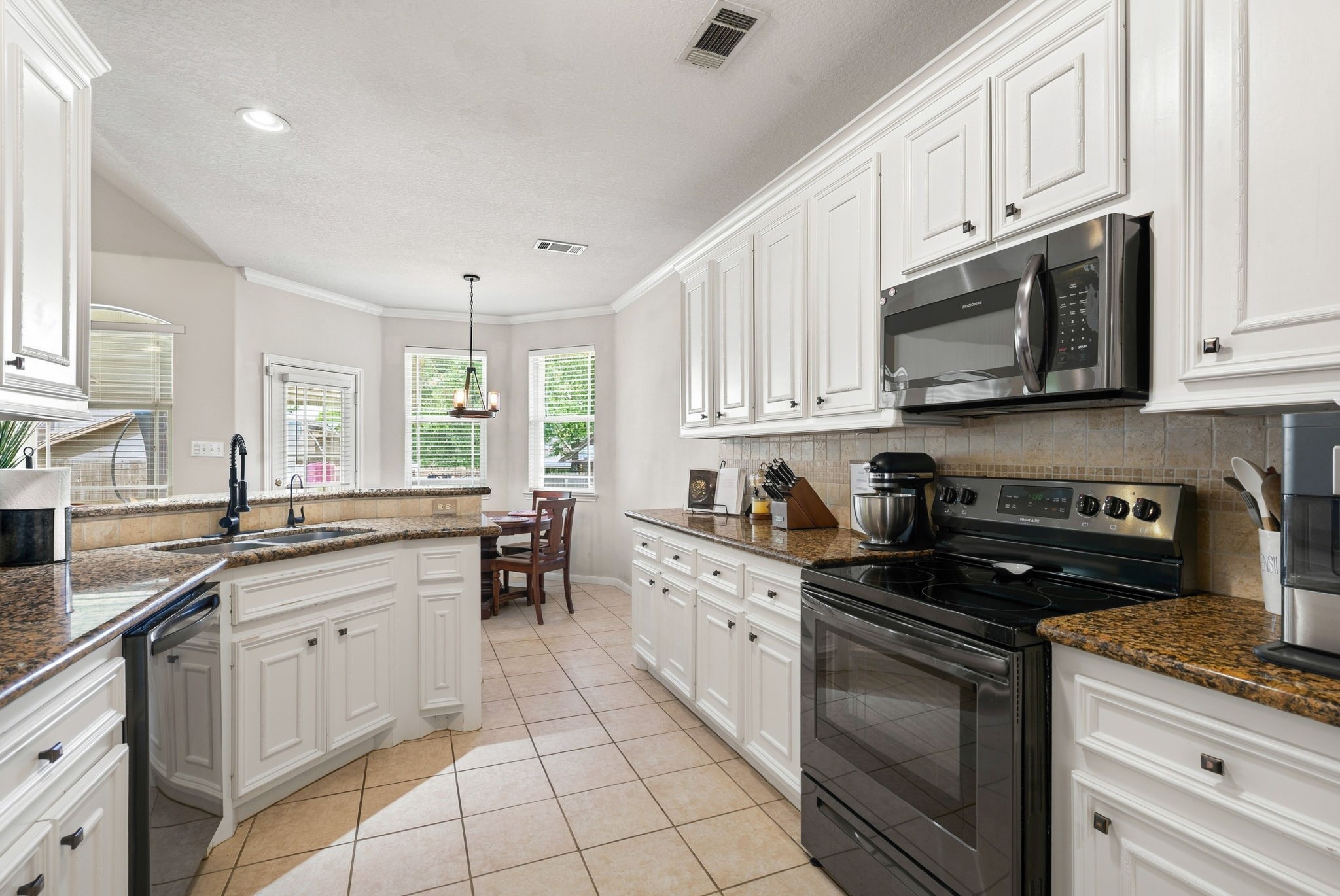 7090 Shadow Lake Drive Property Photo 12