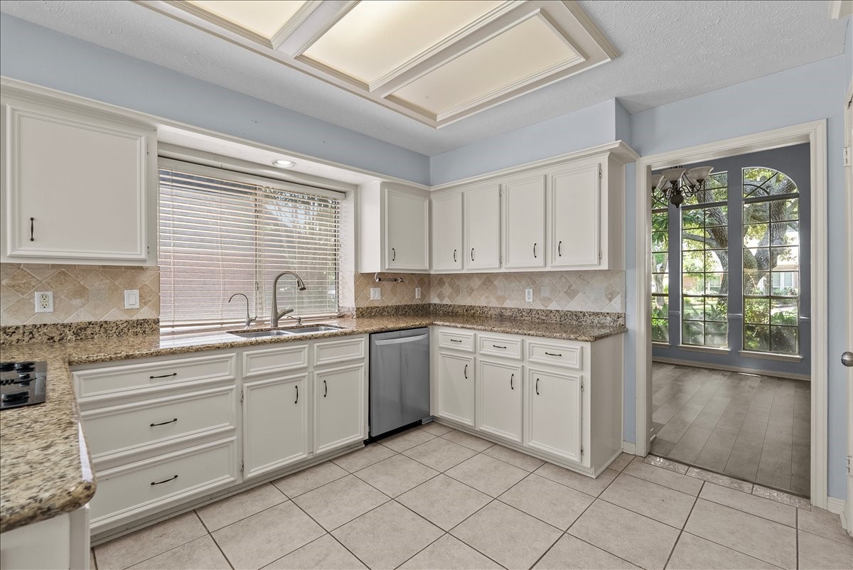 2422 Fairwind Drive Property Photo 10