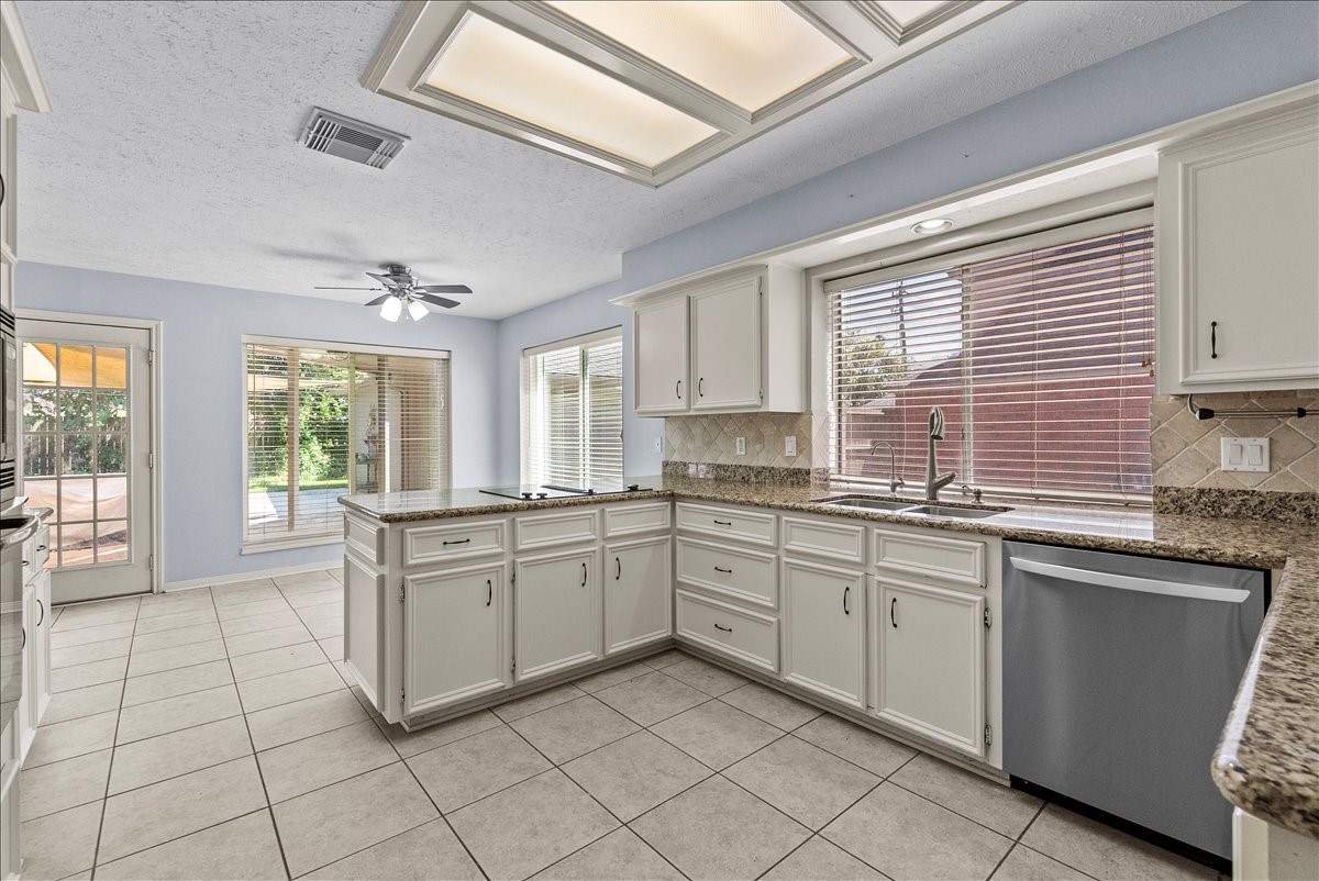 2422 Fairwind Drive Property Photo 12