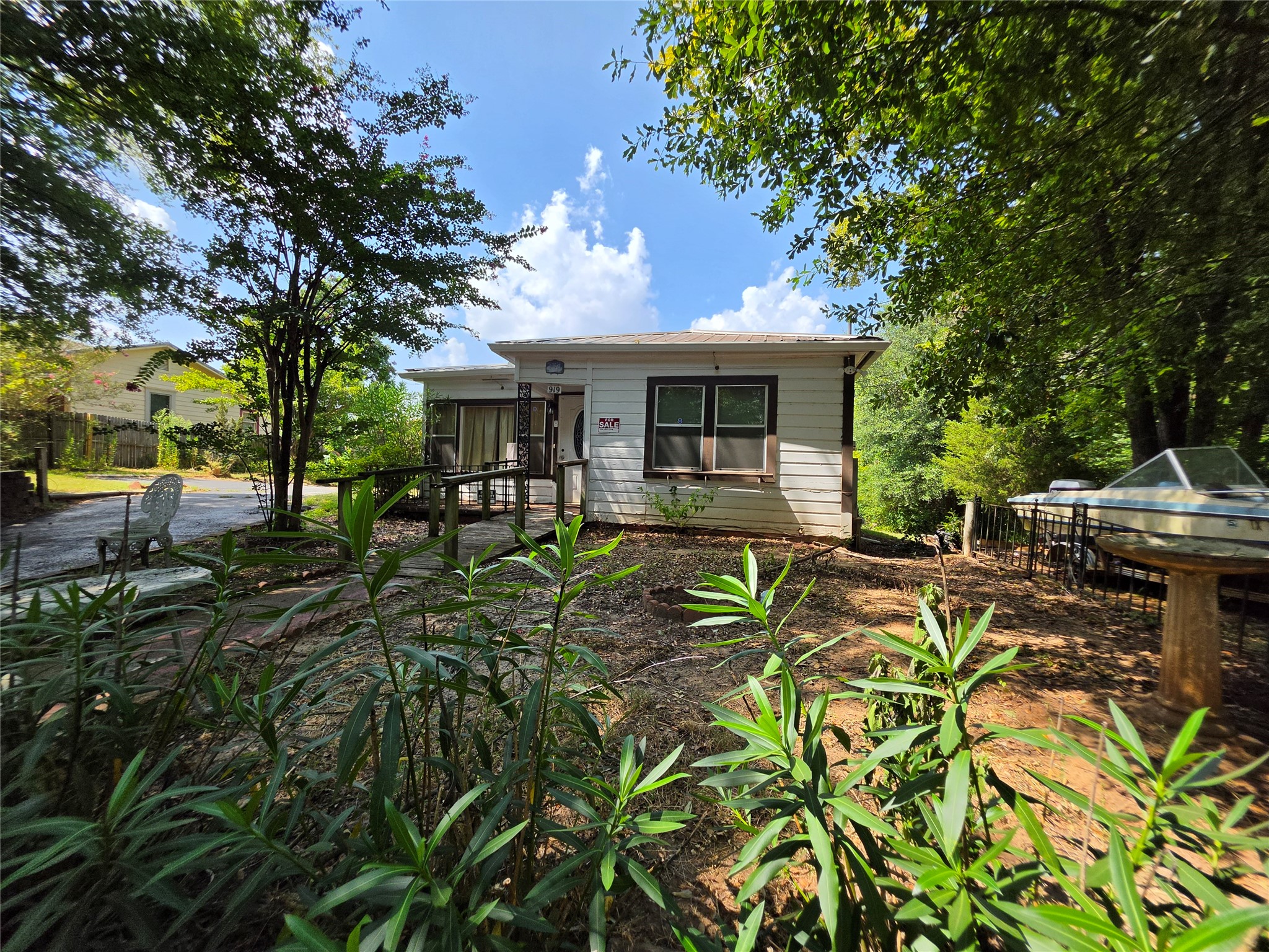 919 E Murchison Street Property Photo 1