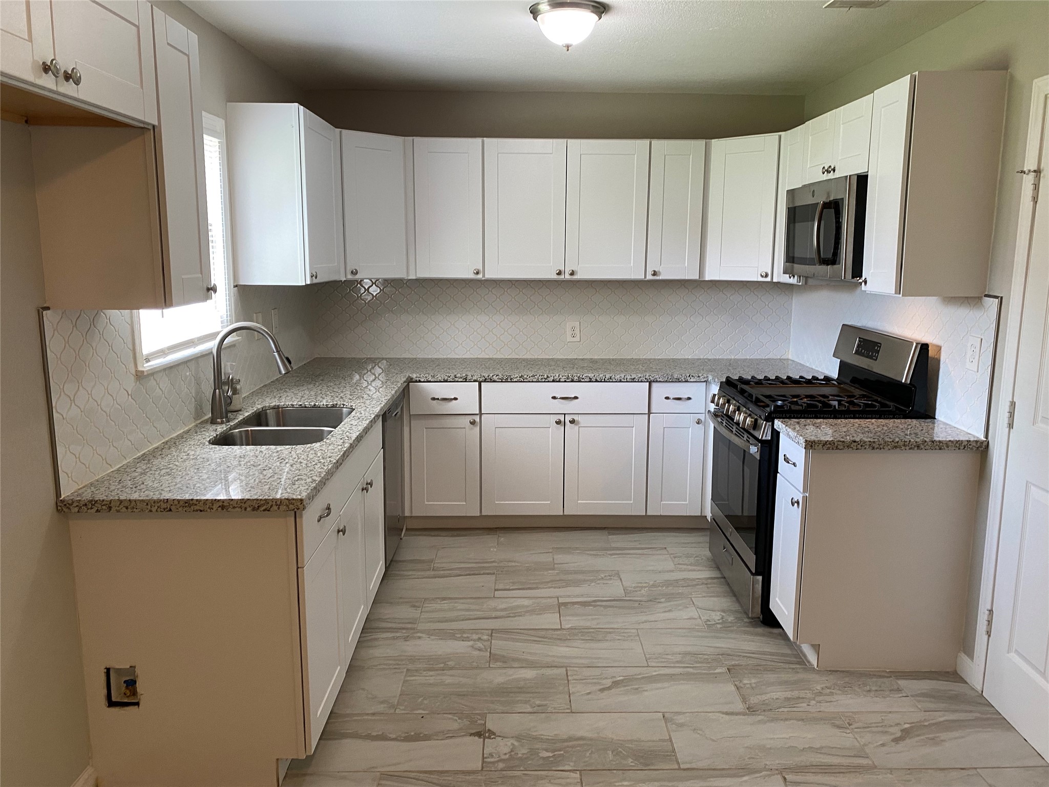 5018 Kenilwood Drive Property Photo 3