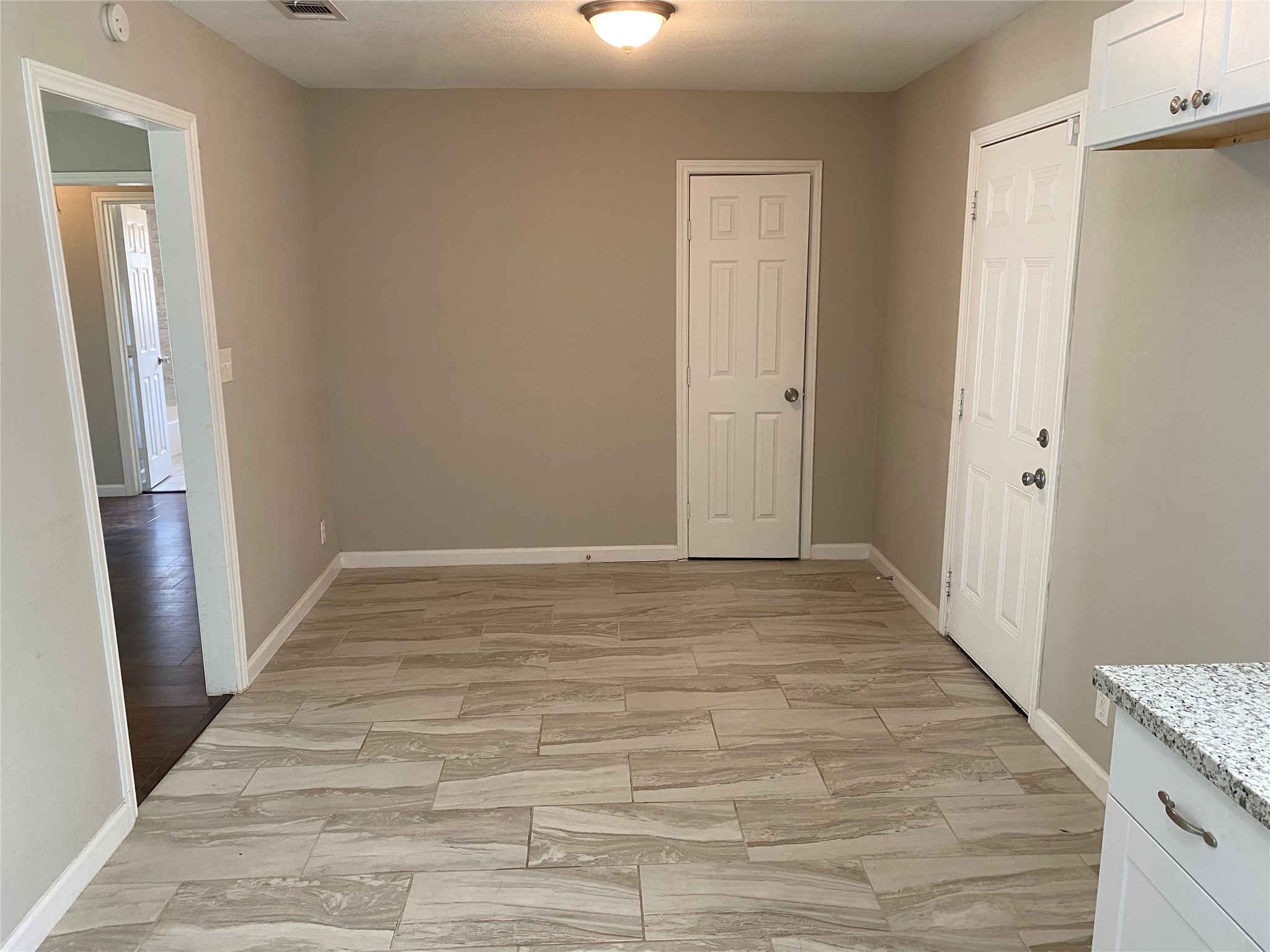 5018 Kenilwood Drive Property Photo 4