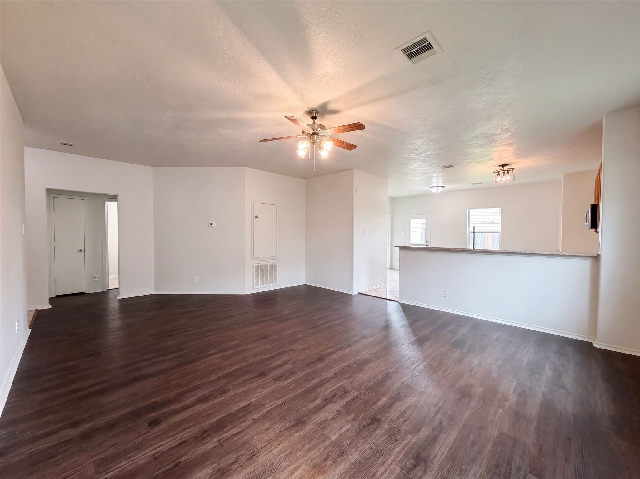 109 Mustang Stampede Drive Property Photo 6