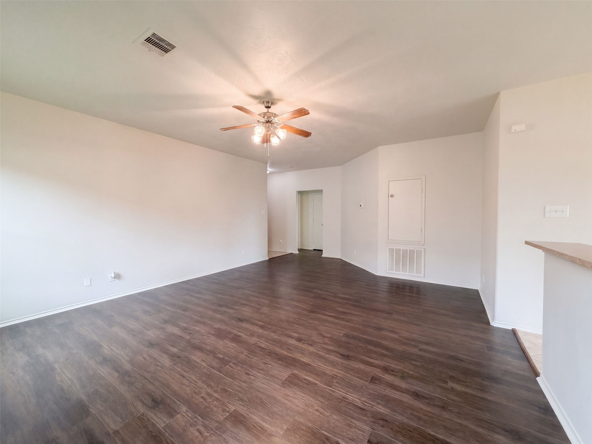 109 Mustang Stampede Drive Property Photo 7