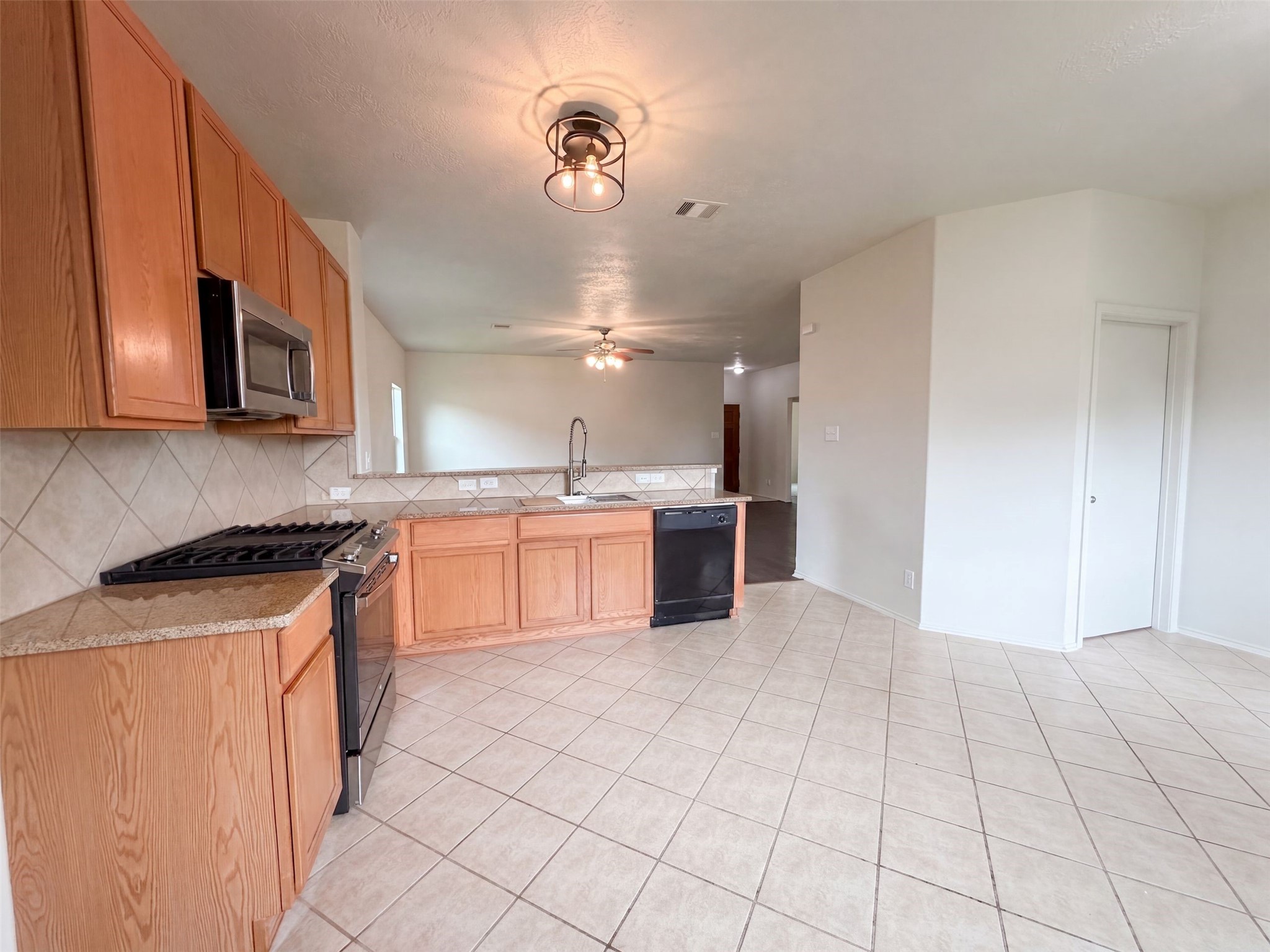 109 Mustang Stampede Drive Property Photo 10