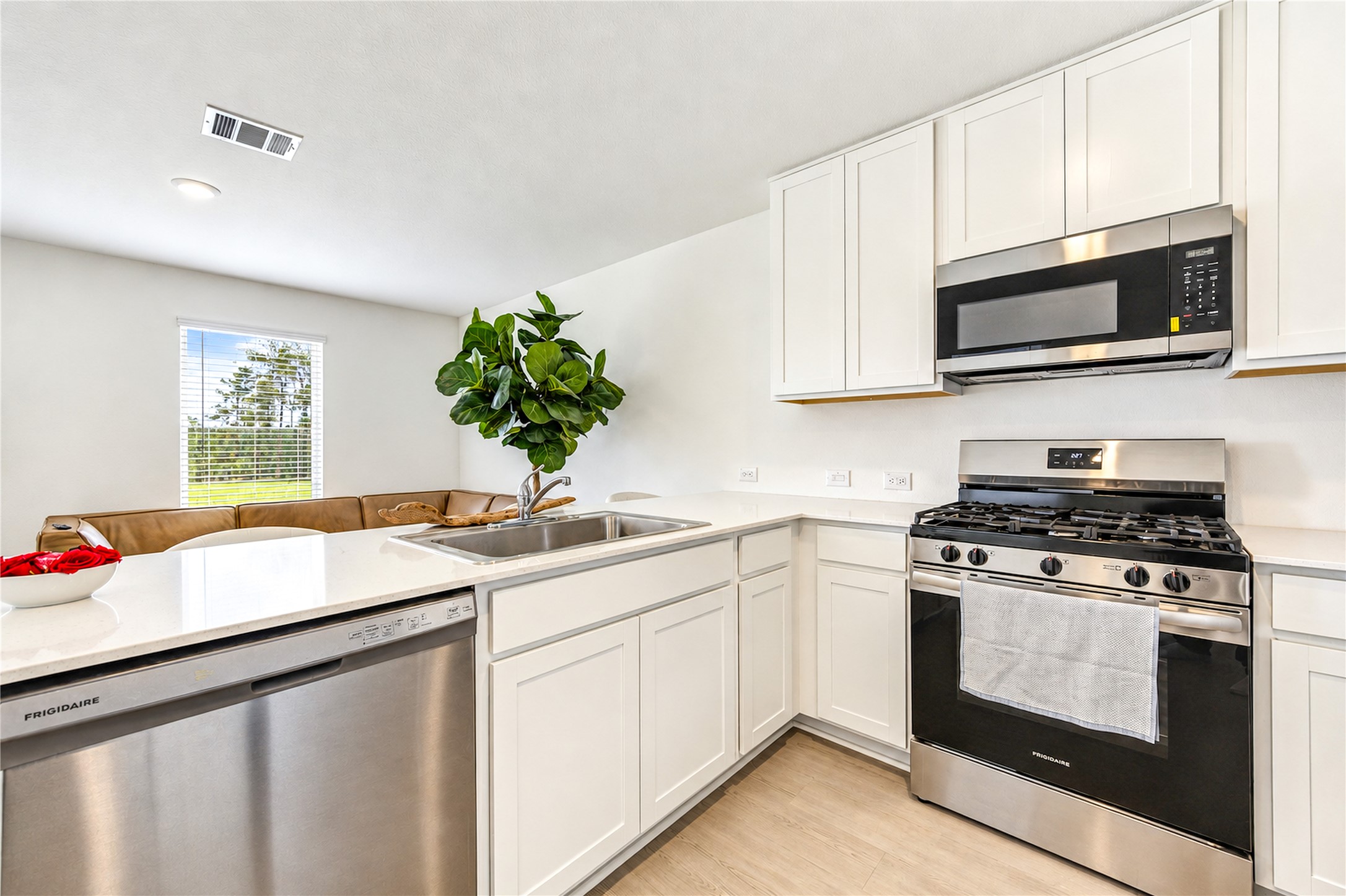910 Pertuso Ln Property Photo 4