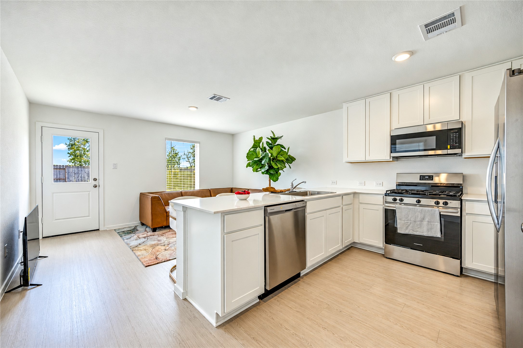 910 Pertuso Ln Property Photo 8