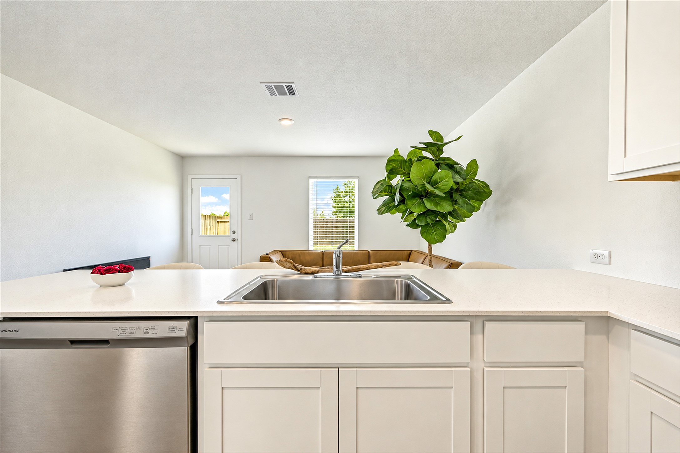 910 Pertuso Ln Property Photo 10