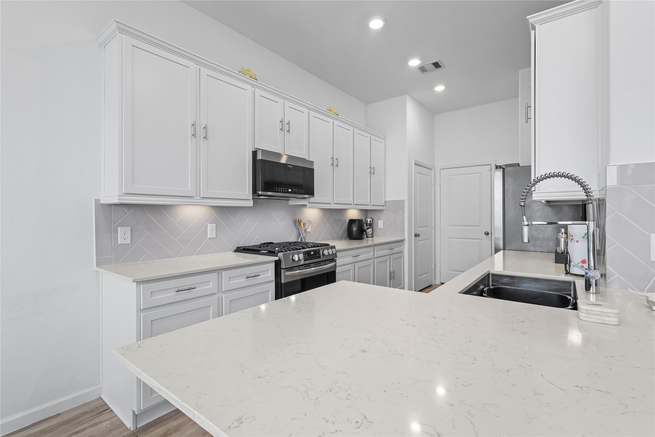 4050 Champlain Way Property Photo 6